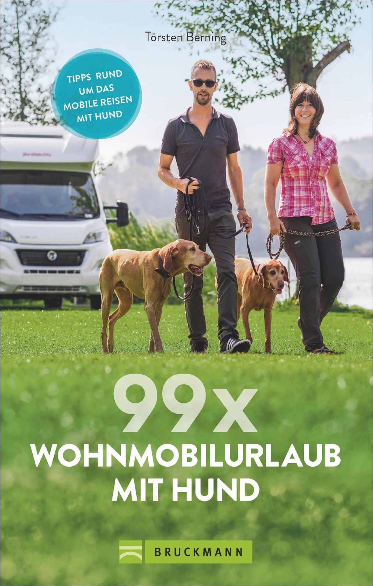 Sie möchten mit Ihrem Hund im Wohnmobil reisen? Dieses Buch beantwortet die wichtigen Fragen: Was sind die Kriterien für die richtige Wahl des Reiseziels und welches sind schöne Stellplätze zum Übernachten für Frauchen, Herrchen und Hund. An was sollten wir vor Fahrtantritt denken! Warum bellt der Hund immer vor dem Wohnmobil und wie beschäftigen wir ihn sinnvoll? Ein spannendes und informatives Wohnmobilbuch von Hundefreunden für Hundefreunde. Der perfekte Ratgeber für Wohnmobilisten mit Hund und für alle, die es werden wollen.