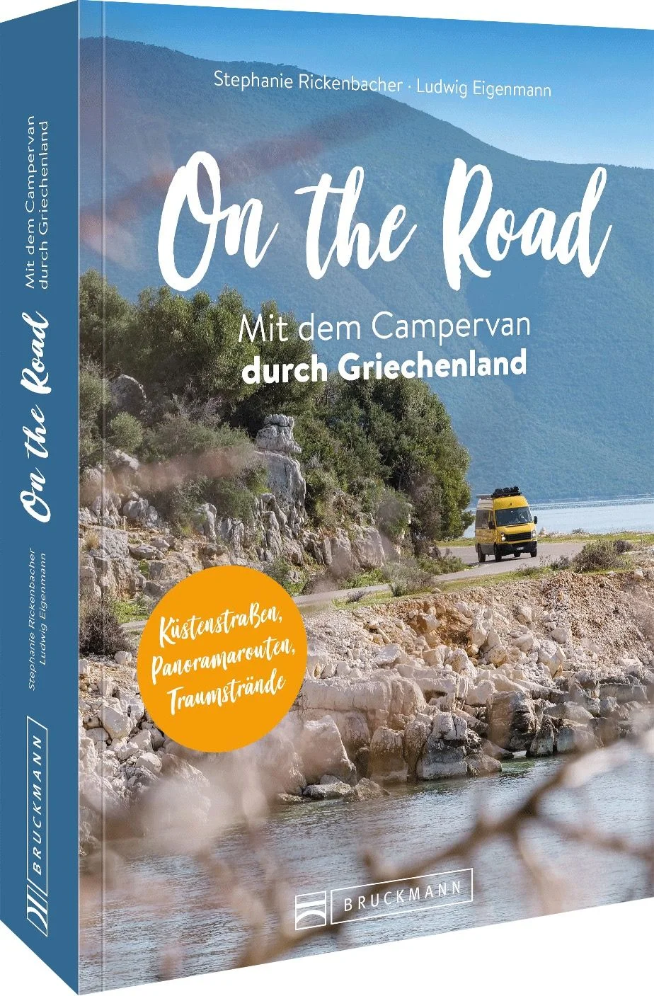 Reiseführer Wohnmobil – Traumstraßen im Land der GötterKommen Sie mit auf eine Erkundungstour des griechischen Festlands – per Camper, Camping Bus, Wohnmobil, o.ä. versteht sich! Folgen Sie den einfach nachfahrbaren Routen durch zehn griechische Regionen: über Küsten- und Panoramastraßen, an Ägäis und Ionisches Meer, vorbei an traditionellen Restaurants voller griechischer Köstlichkeiten zu Sehenswürdigkeiten aus der Antike, in verwinkelte Bergdörfer, zu schwebenden Klöstern und an bezaubernde Orte mitten in der Natur. Tolle Übernachtungstipps inklusive. Griechenland mit dem Wohnmobil: Traumrouten für Camper über das griechische Festland Reisebildband Griechenland: Mit atmosphärischen Fotos zu Land und Leuten Camping-Roadtrip: Für alle Vanlifer, die einfach losfahren wollen