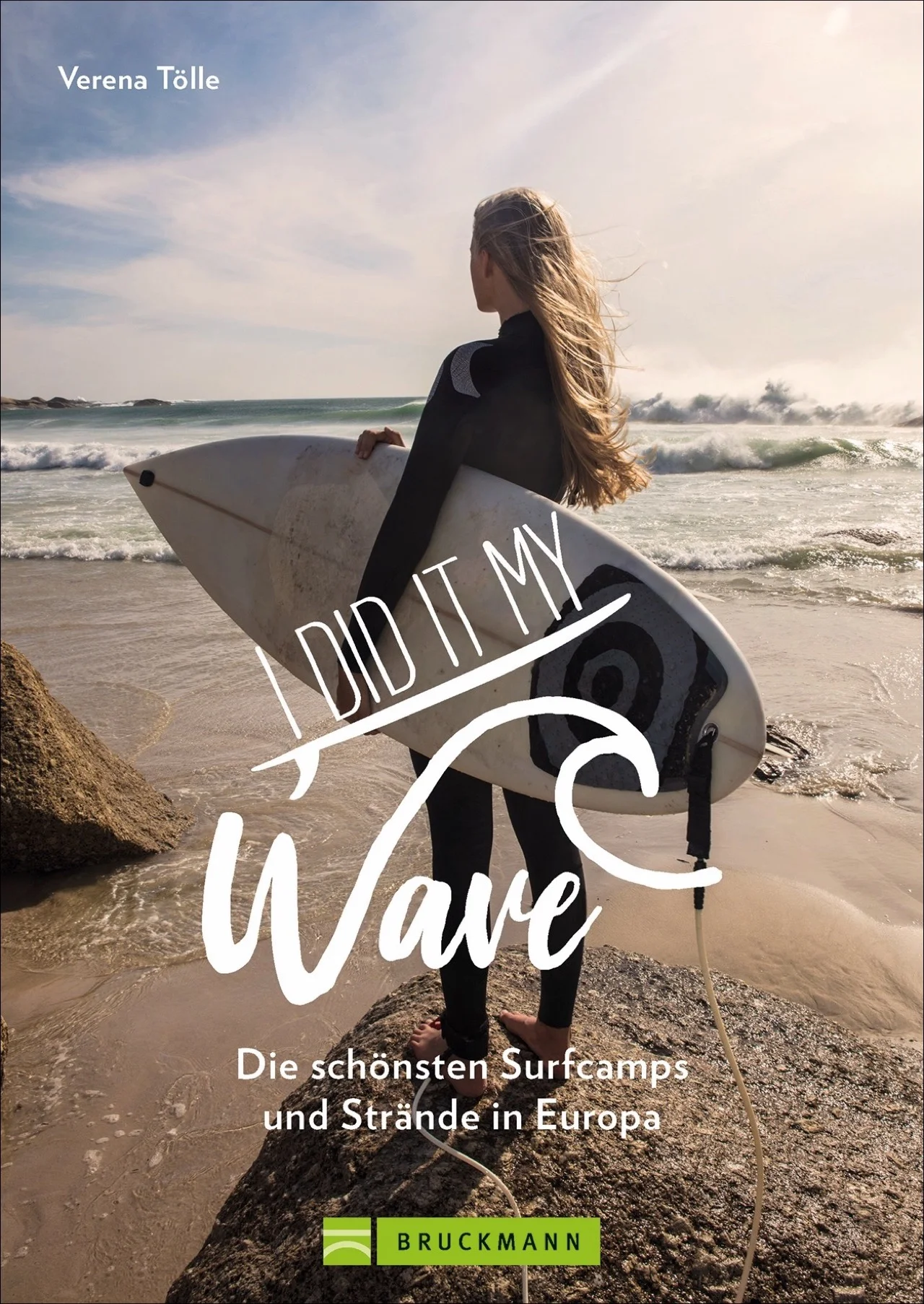 Surfen ist Spaß, Freiheit, Abenteuer und die Suche nach der perfekten Welle. Wer sie finden möchte, braucht neben Brett, Leash und Neopren diesen inspirierenden Surfguide. Wählen Sie Ihren Lieblingstrand mit Surfcamps, je nach Jahreszeit und für jeden Surftyp. Egal ob Sie krasse Wellen für Könner und sanfte Wellen für Anfänger mögen, lässige Spots für Partysurfer oder einsame Strände für Genießer. Shaka! Europas Küsten haben unglaublich viel zu bieten.