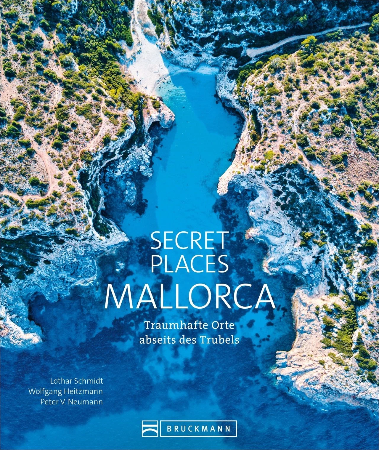 Mallorca gilt unter Deutschen gerne als das 17. Bundesland. Kein Wunder, dass viele Orte auf der Baleareninsel wohlbekannt sind. Doch es gibt sie noch, echte Geheimtipps. Trotz aller Prominenz hat Mallorca noch Ursprüngliches und Unbekanntes zu bieten. Idyllische Dörfer, in denen man ohne Spanisch nicht weit kommt, abgelegene Wanderpfade und Buchten, die einsame Sonnenuntergänge versprechen. Wo sie liegen? Das verrät Ihnen dieser Reiseband!