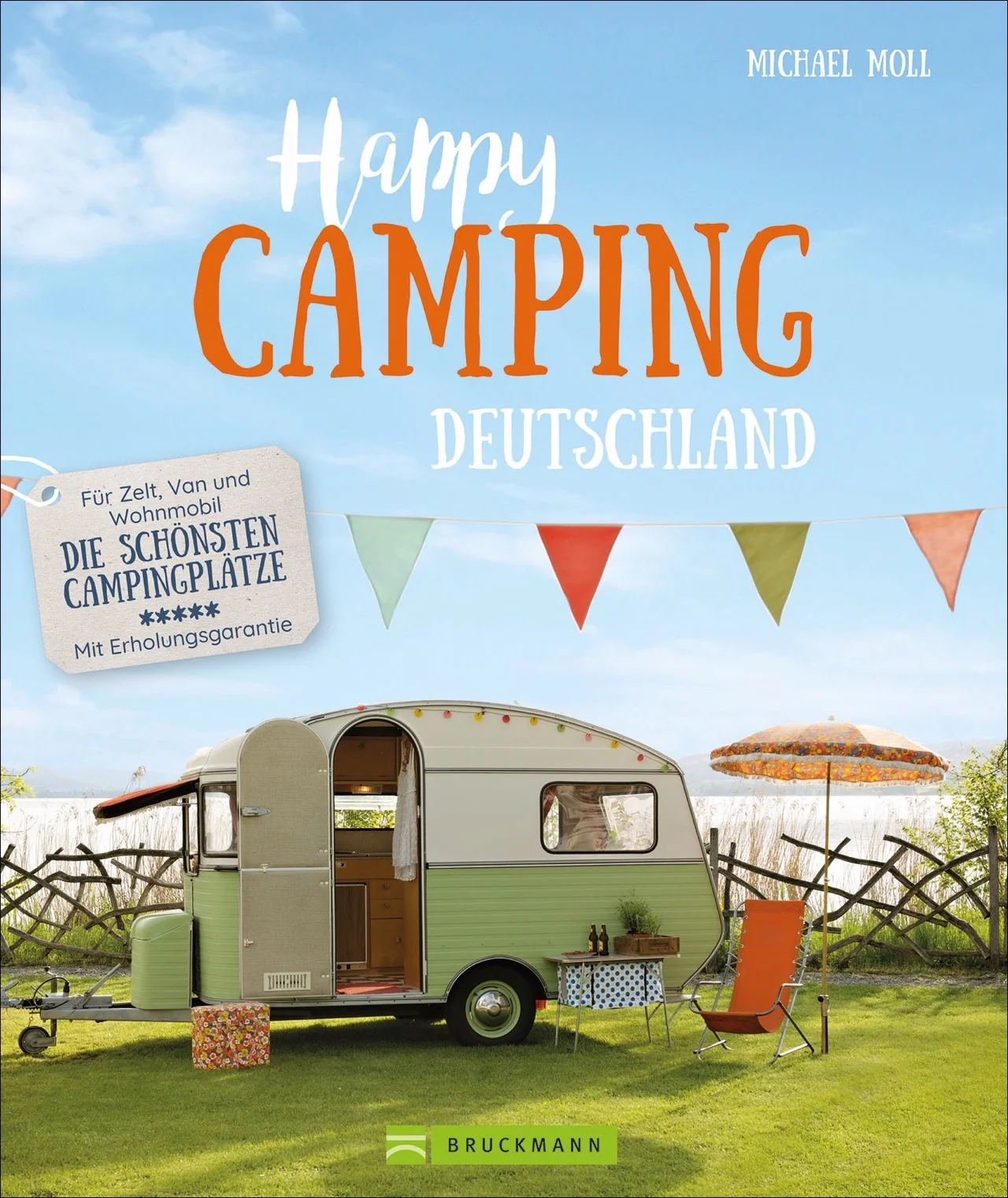 Mit Zelt, Van, Caravan oder Wohnmobil unterwegs zu sein, ist mehr als Urlaub, Camping ist ein Lebensgefühl. Ob am Walchensee, am Ostseestrand oder in der Rhön, dieser Reiseführer bringt Sie an die schönsten Campingplätze Deutschlands. Insidertipps, Reiseinfos und inspirierende Fotos helfen bei der Planung des perfekten Campingurlaubs. Natur-Urlaub im Eine-Million-Sterne-Hotel gefällig? Dann liegen Sie mit Happy Camping goldrichtig.