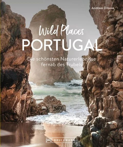 Vom Cabo da Roca bis zum Sterngebirge Serra de Estrella: entdecken Sie mit unseren 50 Empfehlungen die wilde Seite des LandesPortugal erstreckt sich von Nord nach Süd über mehr als 550 Kilometer zwischen dem Atlantik und dem spanischen Festland. Dieses Portugal Buch nimmt Sie mit auf eine faszinierende Reise entlang dieser Strecke und zeigt Ihnen die wilde Schönheit, die sich zwischen Küste und Inland verbirgt.Folgen Sie unserem Reiseguide vom verträumten Douro-Tal, wo die Weinberge das Landschaftsbild prägen, bis zu den beeindruckenden Monsterwellen beim Surfer-Paradies von Nazaré. Erleben Sie die Wildheit der Praia da Falésia und machen Sie Abstecher zu den paradiesischen Azoren und der zauberhaften Blumeninsel Madeira.Dieser Reisebildband entführt Sie zu den Wild Places Portugals und die wilden Landschaften, die oft noch unentdeckt und abseits der Touristenströme liegen. Lassen Sie sich von der Naturschönheit und Vielfalt Portugals inspirieren und planen Sie Ihr nächstes Abenteuer in diesem aufregenden Land.