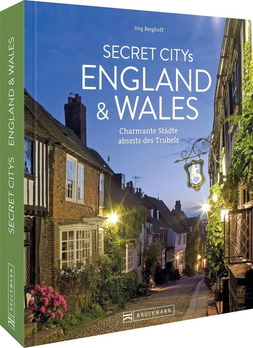 Entdecken Sie Englands und Wales' verborgene SchätzeSie sind bekennender Großbritannienfan, kennen in London, Manchester und Liverpool schon jedes Museum und jeden Pub? Dann versuchen Sie es doch mit unseren 60 ausgewählten Secret Cities für England und Wales. Von Bleanavon über Lancaster und Stoke-on-Trent bis Dorchester sind sie allesamt mehr als sehenswert. Und wir zeigen Ihnen, was exakt dort so besonders ist und warum sich ein Städtetrip abseits der Massen immer lohnt!Besuchen Sie alte Burgen und Schlösser, durchstreifen Sie die malerischen Dörfer und genießen Sie das Leben in den pulsierenden Städten. Lassen Sie sich von den stimmungsvollen Fotografien und Beschreibungen der Sehenswürdigkeiten begeistern und planen Sie Ihre nächste Reise in die versteckten Juwelen von England und Wales. Erfahren Sie alles über die kulturellen Highlights, die besten Restaurants und Hotels und Insider-Tipps, um das Beste aus Ihrer Reise herauszuholen.Ob Sie auf der Suche nach einem romantischen Wochenende zu zweit, einem Familienausflug oder einer Reise mit Freunden sind, 
