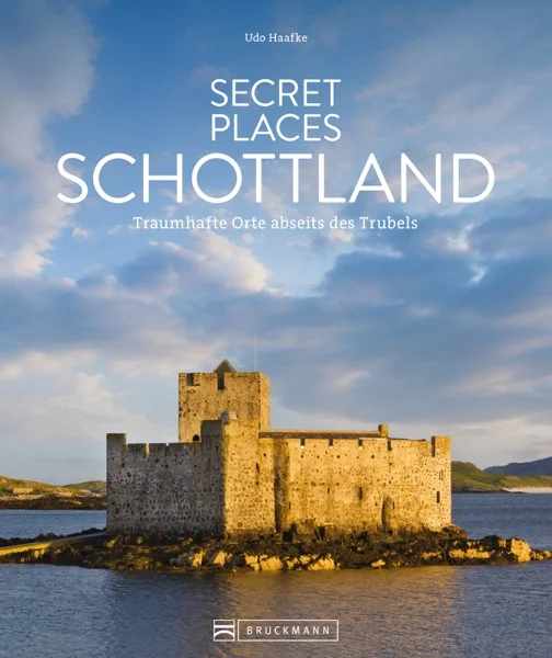 Schottland mal anders: Entdecken Sie das Land mit diesen wunderschönen & unbekannten Reisezielen neuBegleiten Sie uns auf einer faszinierenden Reise durch Schottland und entdecken Sie die verborgenen Schätze dieses atemberaubenden Landes. Abseits ausgetretener Pfade warten verträumte Orte mit einer reichen Historie, einsame Inseln, deren Schönheit kaum in Worte zu fassen ist, und fast schon karibische Strände. Tauchen Sie ein in die Geschichten mutiger Helden, bewundern Sie das Erbe genialer Baumeister und lassen Sie sich von mystischen Sagengestalten in den Bann ziehen. Dieser Reiseführer Schottland bietet Ihnen mit Wanderungen, Kultur und Städtetrips vielfältige Einblicke in die schottische Kultur und Geschichte, wie Sie sie noch nie zuvor gesehen haben. Wir laden Sie auf eine Entdeckungsreise ein, die weniger bekannten Facetten dieses faszinierenden Mythos zu erkunden. Unser Reisebuch Schottland steht Ihnen dabei mit Geheimtipps und nützlichen Adressen als idealer Reisebegleiter zur Seite.