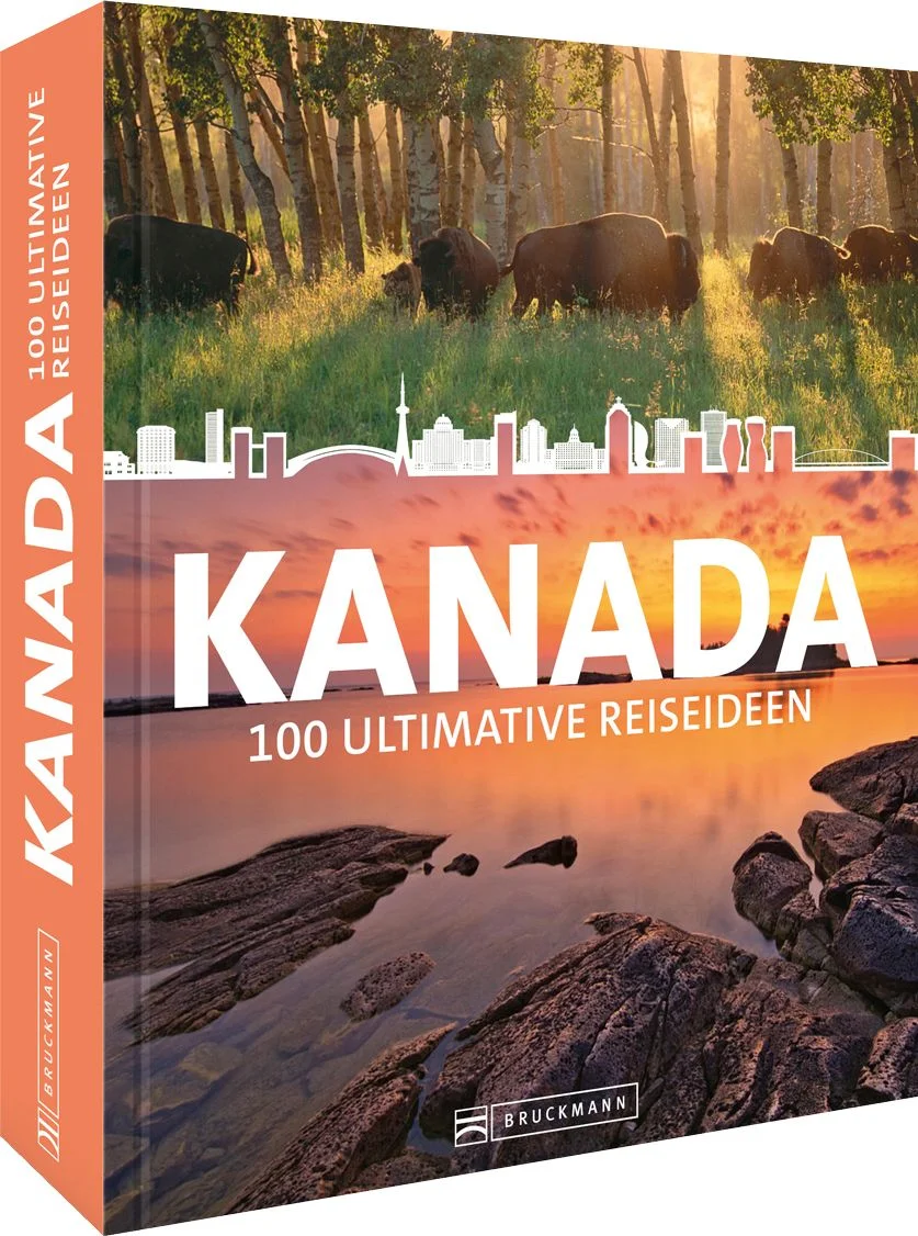 Willkommen zu einer visuellen Reise durch das Abenteuerland Kanada!100 Traumziele zwischen Vancouver und MontrealNass werden von der Gischt der Niagarafälle oder sich überwältigen lassen von der Mächtigkeit der Rocky Mountains. Französisches Flair in Montreal genießen oder die spektakuläre Lage von Vancouver zwischen Bergen und Pazifik bestaunen. Wale beobachten oder Grizzlys begegnen. Dieser Reise-Bildband liefert Ihnen 100 ultimative Reiseziele für Weite, Wildnis und Abenteuer zwischen British Columbia und Québec. Insidertipps und nützliche Adressen machen das Reisebuch zum optimalen Reisebegleiter. Erfahren Sie mehr über die Highlights jeder Region und lassen Sie sich von unseren Tipps und Empfehlungen für Ihre nächste Kanadareise inspirieren. Die Top-Highlights Kanadas in einem Band Faszinierende Natur: Wälder, Wasserfälle, Bergseen, wilde Tiere u.v.m Informative Texte gepaart mit beeindruckenden Bildern Auszug aus dem Inhalt:Kapitel I First Nations, Kanadas indigene Völker Kejimkujik – steinerne Zeugen indianischer Kultur Manitoulin Island – die »Insel des Großen Geistes« Fort Walsh und Cypress Hills – endlose Weiten der Prärie Kapitel II Historische Spuren und französisches Erbe LAnse aux Meadows – die Entdeckung Amerikas Batoche National Historic Site – Hauptquartier der Rebellen Dawson City – die Goldrausch-Metropole Kapitel III Nationalparks in Kanadas Banff National Park und Lake Louise – Kanadas erster Nationalpark Jasper National Park – grandiose Landschaft inmitten von Gletschern Wood Buffalo National Park – mit dem größten Biberdamm der Welt Kapitel IV Vielseitige Naturschauspiele Saguenay – Artenvielfalt inmitten grandioser Landschaft Hamber Provincial Park – fantastische, unberührte Natur Cariboo Mountains – Wildnis pur zum Schutz bedrohter Tiere Kapitel V Auf Achse durch Kanada Kings Road – der Königsweg zwischen Québec City und Montréal The Canadian – eines der schönsten Bahnabenteuer Kanadas Nordwestpassage – durch Eis und Einsamkeit Kapitel VI Pulsierende Metropolen Ottawa – vom Holzfällernest zur Hauptstadt Toronto – Weltmetropole und schillernde Vielvölkerstadt Calgary – von der Cow Town zur Olympiastadt Kapitel VII Beschauliche Ortschaften Fredericton – beschauliche Kulturmetropole und Universitätsstadt Thunder Bay – die Stadt des schlafenden Riesen Kelowna – fotogene Weinstadt am Okanagan Lake Kapitel VIII Tosende Wellen und malerische Buchten Gaspésie – zerklüftete Steilküste und malerische Fischerdörfchen Inside Passage – das weltweit beste Revier, um Orcas zu sehen Bella Coola – Wildnistouren und Heli-Skiing Kapitel IX Eindrucksvolle Inselwelten Campobello Island – Sommersitz von Präsident Roosevelt Anticosti Island – Naturparadies und Friedhof für Schiffe Thousand Islands – mit dem Boot von Insel zu Insel Kapitel X Im hohen Norden Inuvik – 56 Tage Mitternachtssonne am Arktischen Meer Yellowknife – Glücksrittercamp und kleinste Hauptstadt des Landes Resolute – Startpunkt für Reisen an den Nordpol