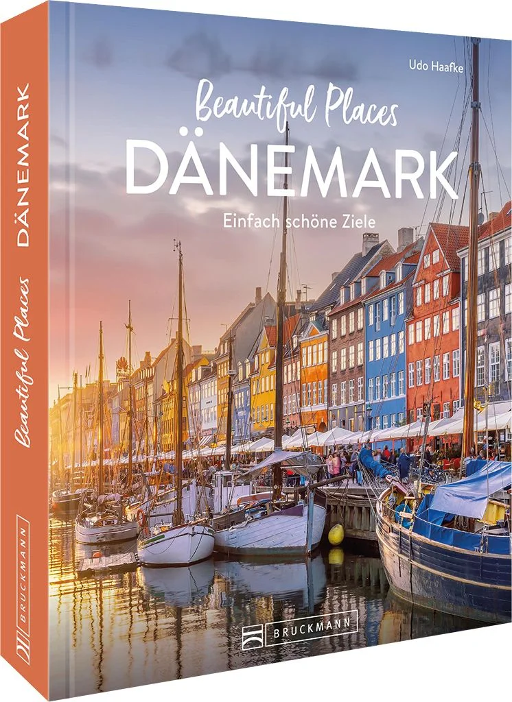 Beeindruckende Küstenlandschaften und charmante Städte & DörferErleben Sie die Dänemarks Schönheit aus einer völlig neuen Perspektive. Mit den 50 Highlights zeigt Ihnen dieser Reisebildband Dänemark von seiner schönsten Seite: Kilometerlange Sandstrände, hohe Dünen, rauschende Wellen und stille Fjorde haben ihren ganz eigenen Reiz. Wo und wann genau Sie Dänemark unbedingt besuchen sollten, verrät Ihnen dieser Reisebildband mit seinen 50 Urlaubszielen, an denen man sich nicht satt sehen kann. Informative Texte ergänzen die eindrucksvollen Fotos der skandinavischen Traumlandschaft. Ideal als Urlaubsinspiration oder zum Planen der nächsten Reise.