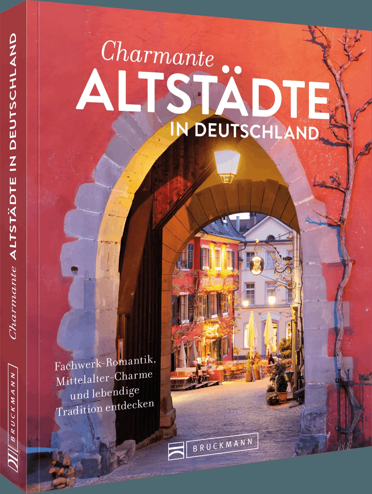 Reisen in Deutschland ist nach wie vor beliebt. Neben den bekannten und beliebten Großstädten gibt es auch eine Vielzahl charmanter Kleinstädte, die mit ihren einzigartigen Geschichten und atemberaubenden Architekturen Besucher magisch in ihren Bann ziehen. Tangermünde an der Elbe etwa besticht durch seine beeindruckende Backsteingotik. Verwinkelte Gassen führen zu malerischen Aussichten und laden zu unvergesslichen Stadtabenteuern ein. Im Gegensatz dazu zeigt Eschwege mit seinen windschiefen Fachwerkhäusern und der Nähe zum Frau-Holle-Land eine märchenhafte Seite. Diese Stadt ist ein begehrtes Ziel für all jene, die Romantik und altbewährten Charme zu schätzen wissen. Bad Münstereifel, bekannt für seine historischen Gassen, bietet nicht nur ausgedehnte Shopping-Möglichkeiten, sondern auch spektakuläre Aussichten, die den Besuch auch kulturell unvergesslich machen.Dieses Buch bietet eine Sammlung der Ziele, die sich zu entdecken lohnen: Entdecke 50 märchenhafte Altstädte voller Geschichte und Charme Unvergessliche Stadtabenteuer: romantische Plätze, versteckte Gassen Altstädte neu entdeckt: spektakuläre Aussichten, ungewöhnliche Perspektiven Jede Stadt erzählt ihre eigene Geschichte und bietet so unvergessliche Momente. Deutschlands charmanteste Kleinstädte sind wahre Juwelen, die darauf warten, entdeckt zu werden.