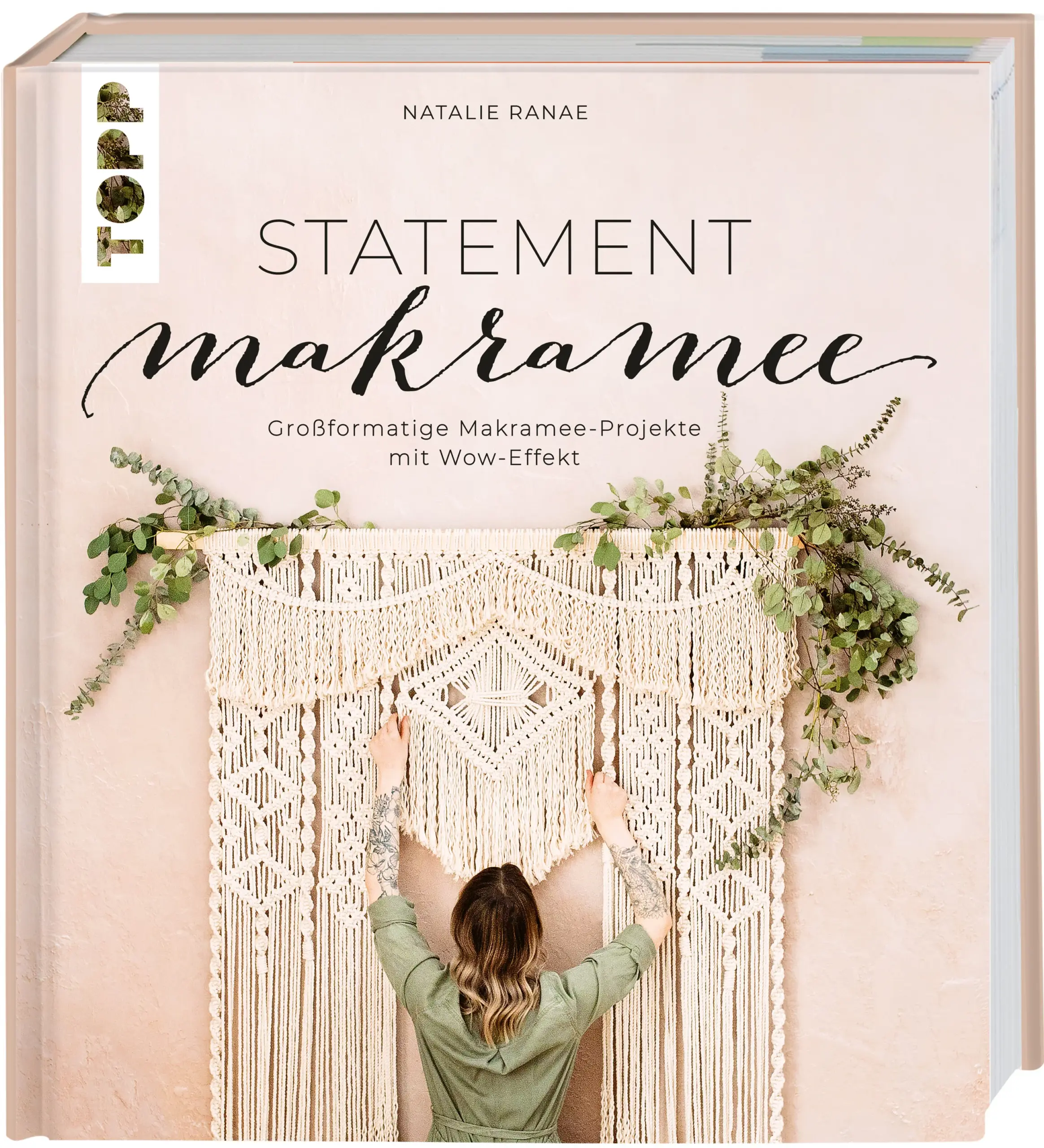 Wenn Sie jemals ein wunderschönes Makramee-Projekt gesehen haben und davon geträumt haben, es eines Tages selbst machen zu können, ist das jetzt ihre Chance! Betrachten Sie dieses Buch als Ihren Meisterkurs zur Herstellung großformatiger Makramee-Dekorationen. Natalie Ranae ist bekannt für ihre großen, individuellen Designs. Sie führt Sie Schritt für Schritt durch 12 erstaunliche Kreationen. Von raumhohen Foto-Kulissen für besondere Events bis hin zu beeindruckender Wandkunst, Dekorationen für ihr Bett und Pflanzenampeln für Ihre grünen Lieblinge sind diese Designs ein unvergessliches Statement in jedem Raum. Diese aufsehenerregenden Stücke sind am besten für diejenigen geeignet, die bereits Erfahrung mit Makramee haben. Dank Natalies detaillierten Anleitungen und Schritt-für-Schritt-Fotos ist der Arbeitsablauf leicht zu bewältigen. Egal, ob Sie die Entwürfe genau so nachmachen wie abgebildet, Ihren eigenen Stil einfließen lassen oder dieses Buch als inspirierendes Look-Book verwenden, jede Seite wird Sie zum Schwärmen bringen!