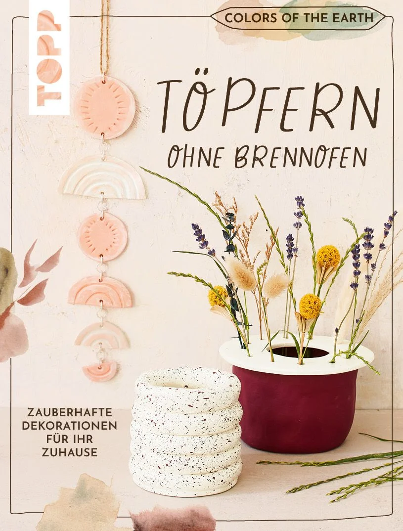 Heute bleibt der Ofen aus! In diesem Buch lernen Sie, wie einfach es ist, ganz ohne Brennofen zauberhafte Töpferprojekte umzusetzen. Ob Vase, Kerzenhalter oder Schale – hier finden Sie zahlreiche Inspirationen, mit denen Sie Ihr Zuhause dekorieren können. Alle Projekte können Sie dank Schritt für Schritt-Anleitungen und zahlreichen Fotos ganz einfach und ohne großen Aufwand selbst anfertigen. Lassen Sie sich von der großen Vielfalt und den wunderschönen Modellen in Erdtönen verzaubern und Ihr Zuhause in den schönsten Farben der Natur erstrahlen!