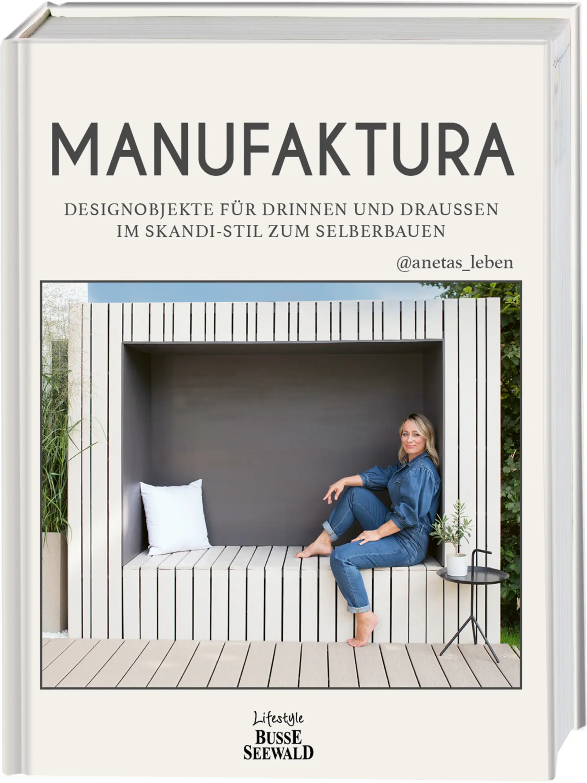Auf ihrem Instagram-Kanal @anetas_leben verfolgen fast 400k Follower die Entstehung der eindrucksvollen DIY-Projekte von Aneta Bruestle – allesamt von Hand gesägt, gehämmert, gebohrt und geschraubt von der toughen Power-Frau mit tatkräftiger Unterstützung durch ihre Familie. Frau oder Mann kann ja schließlich nicht alles alleine bauen!Ob Kleinmöbel für drinnen oder Bauvorhaben im Großformat für draußen – in Anetas erstem Buch versammelt sie zahlreiche außergewöhnliche Ideen und ausführliche Bauanleitungen, um jeden Lebens- und Wohnbereich mit dem passenden Projekt der Marke Eigenbau zu verschönern. Du möchtest gleich einen ganzen Raum umgestalten, aber weißt nicht so genau, wie du das anstellen sollst? Kein Problem: Aneta gibt hilfreiche Tipps und verrät dir ihre Tricks, damit aus deiner Traumvorstellung Schritt für Schritt ein traumhaftes Ergebnis entsteht.