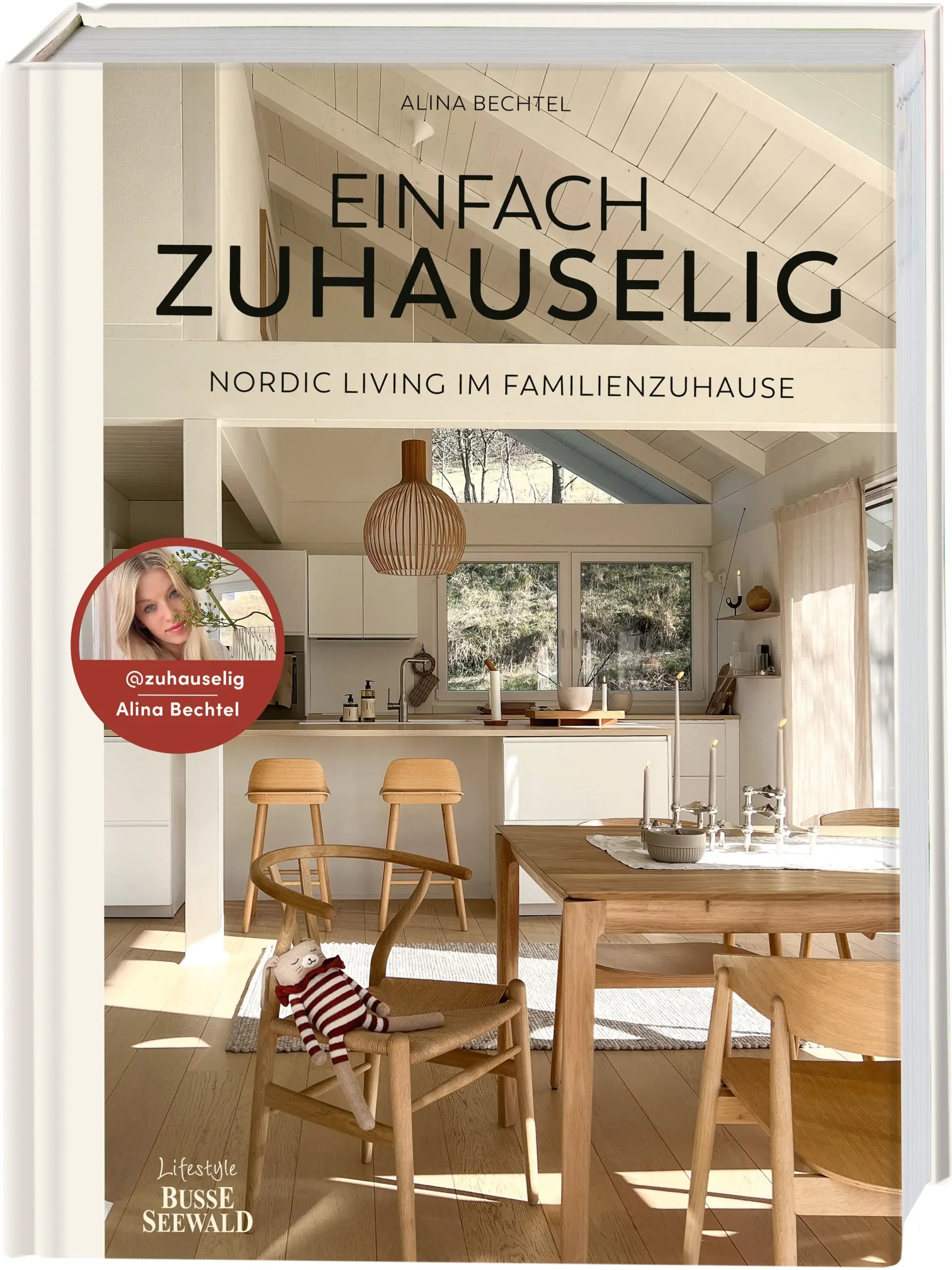 Der Traum vom FamilienzuhauseEin Haus, in dem sich alle wohlfühlen! Diesen Wunsch hatte Alina, als sie und ihr Mann damit begannen, ihr Familienzuhause im skandinavischen Wohnstil zu planen. Den Grundriss zeichnete Alina selbst, viele Ideen für den Innenausbau wurden schon im Vorfeld geplant und letztendlich umgesetzt. Mit viel Liebe zum Detail und einem untrüglichen Stilempfinden hat Alina ihr Traumhaus eingerichtet – ganz viel Weiß, Naturmaterialien, helles Holz und hochwertige Stoffe spiegeln den nordisch-klaren, minimalistischen Stil wider, den Alina so sehr liebt.Schöner Wohnen mit drei KindernDass Alina und ihr Mann das manchmal chaotische Familienleben mit inzwischen drei kleinen Kindern hervorragend meistern, liegt nicht zuletzt an ihrem durchdachten Familien-Zuhause. Eindrücke von ihrem Traumhaus im Scandi-Style teilt Alina schon länger mit ihren zahlreichen Followern auf Instagram unter @zuhauselig. Nun nimmt sie uns in ihrem ersten Buch auf 160 Seiten mit in ihr 