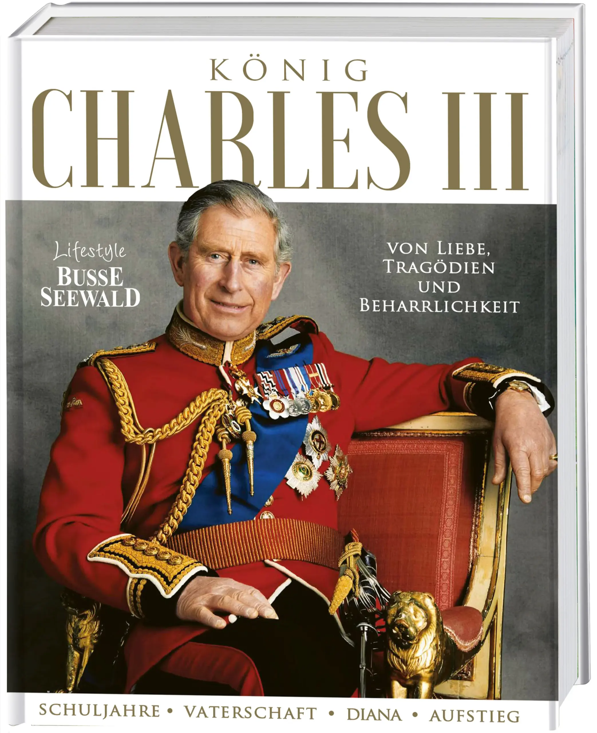 Dieser Bildband erzählt die Geschichte eines Jungen, der König werden sollte.Der britische König Charles III. wurde als Sohn der am längsten regierenden britischen Herrscherin geboren und musste in seinem Leben einige Herausforderungen meistern – von seiner schwierigen Schulzeit über die gescheiterte Ehe mit Prinzessin Diana bis zur Aufgabe, zwei Söhne im Scheinwerferlicht der Öffentlichkeit als alleinerziehender Vater aufzuziehen. Doch er hat auch viele Höhepunkte erlebt, von seiner Beziehung zu Camilla über seine engagierten Bemühungen, den Klimawandel zu bekämpfen bis hin zur dauerhaften Verbundenheit mit einer Nation, die ihn jetzt ihren König nennt. Begleiten Sie ihn auf seiner Reise von einem sensiblen kleinen Jungen zu einem pflichtbewussten modernen Monarchen.
