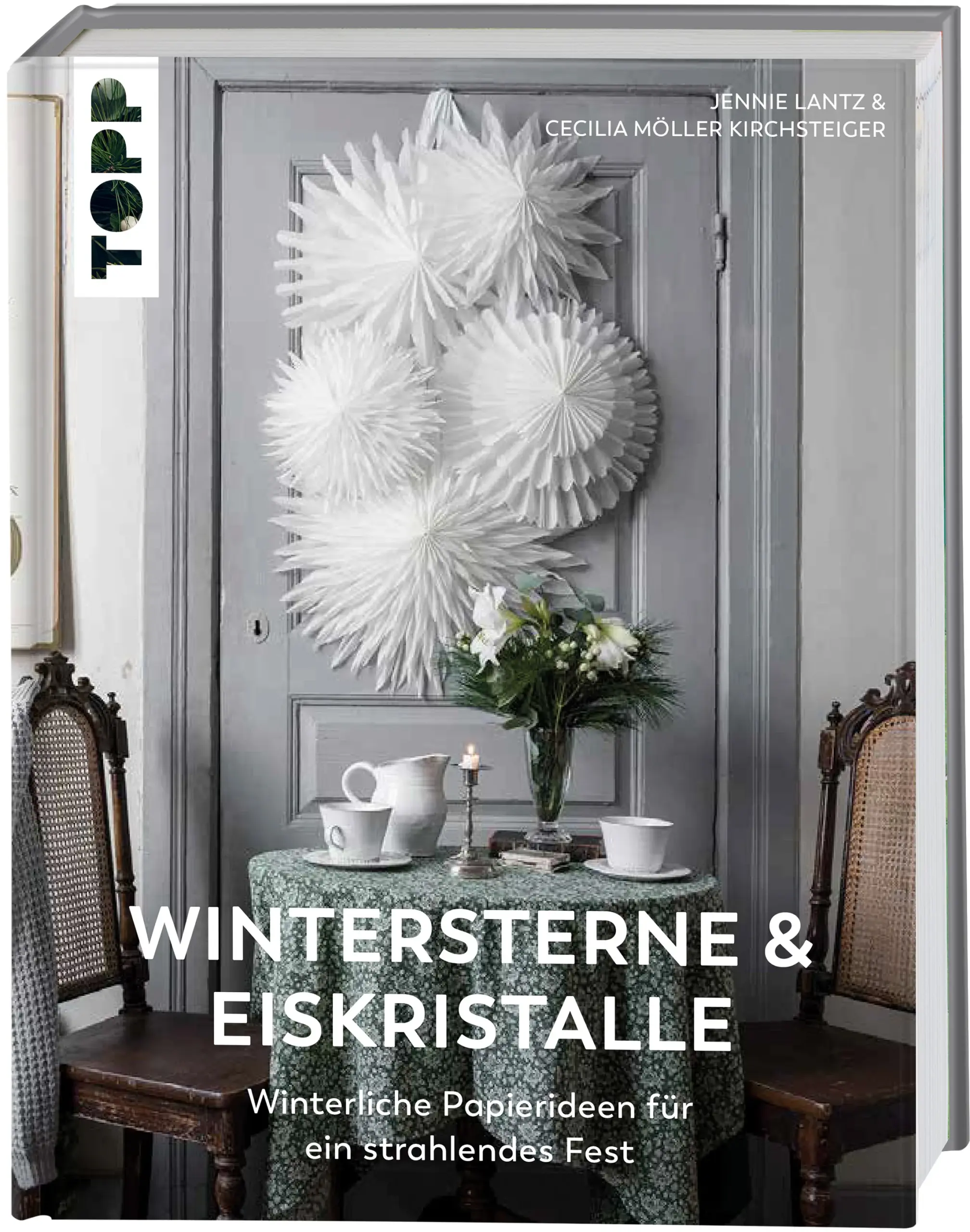 Skandinavischer SternenzauberDieses wunderschöne Buch zaubert Advents- und  Weihnachtsstimmung direkt in dein Zuhause! Mithilfe von stimmungsvollen Schrittfotos und Vorlagen im Buch bastelst du im Handumdrehen filigrane Papiersterne, winterweiße Schneekristalle und liebevoll ausgesuchte Tischdeko für die schönste Zeit des Jahres.Ob elegantes Krepppapier, schickes Kraftpapier, zartes Transparentpapier oder wunderschöne Musterpapiere - jedes Modell ist wie gemacht, um Esstisch, Eingangstür oder Weihnachtsbaum zu verschönern - deinen eigenen oder den der besten Freundin, die sich mit Sicherheit genauso über die zarten Papiermodelle im skandinavischen Stil freut.Diese Modelle findest du im Buch - und alle sind sie so schön, dass man sich kaum entscheiden kann, womit man anfängt:PapiersterneSchneeflockenEiskristalleBaumschmuckGirlandenEngelDekotannenPapierblumenKranz aus PapierblütenServiettenringeNeben den Modellanleitungen erfährst du noch einiges über die skandinavischen Festlichkeiten und Traditionen in der Winterzeit, vom Einbruch der Dunkelheit über das Luciafest, die Advents- und Weihnachtszeit, das Neujahrsfest und das Fest, das gefeiert wird, wenn das Licht zurückkommt.Für das Autorinnenduo ist dieses Buch ein wahr gewordener Traum: Ihre Vision war ein Bastelbuch, das alle anspricht, mit Anleitungen, die für alle realisierbar sind, egal, wie alt man ist, wo man wohnt, oder wie viel man im Leben schon gebastelt hat. Aus Materialien, die leicht zu beschaffen sind, lassen sich die schönsten Papierobjekte kreieren, was insbesondere in der dunklen Jahreszeit eine wundervolle Beschäftigung ist. Mit diesem Buch möchten sie - und wir - dir viele kreative, entspannende Stunden schenken.