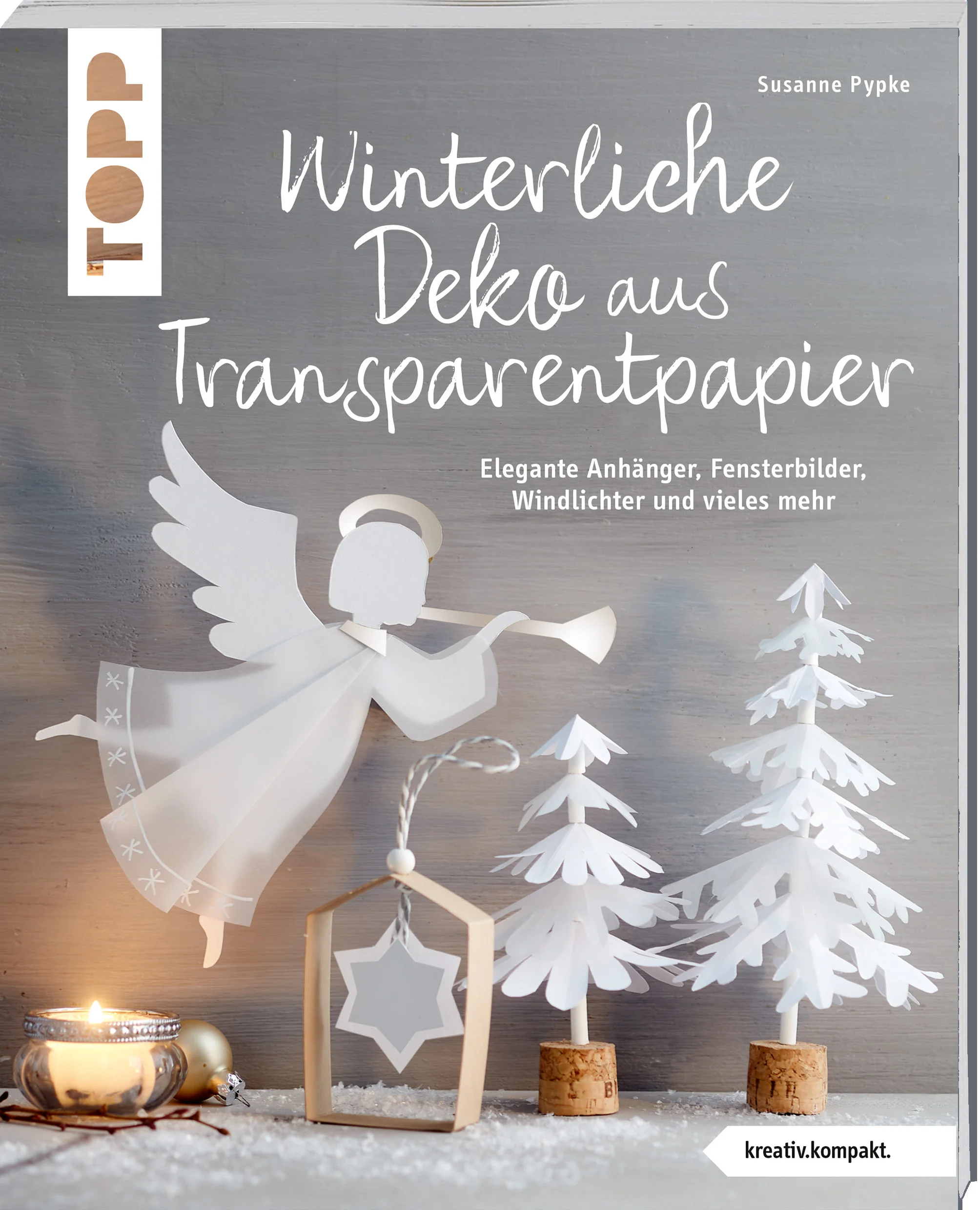 Winterliche Motive aus Transparentpapier – elegant, filigran und dezent! Jeder kennt die bunten Sterne und Fensterbilder aus Transparentpapier noch aus Kindertagen. In diesem Buch können Sie die traditionelle Technik ganz neu und modern wiederentdecken. Ob Geschenkanhänger, Weihnachtsbaumdekoration oder Deko-Objekt – hier finden Sie zahlreiche wunderschöne Ideen für jeden Anlass. Mit ihren dezenten Farben und filigranen Details kommen die kleinen Kunstwerke ganz elegant daher und sorgen für einen Wow-Effekt. Dank Vorlagenbogen und Schritt-für-Schritt-Anleitung kommen auch weniger versierte Bastler:innen zu ihrem Ziel. Die Projekte eignen sich ideal als winterliche Dekoration für Zuhause oder zum Verschenken für Ihre Liebsten! 