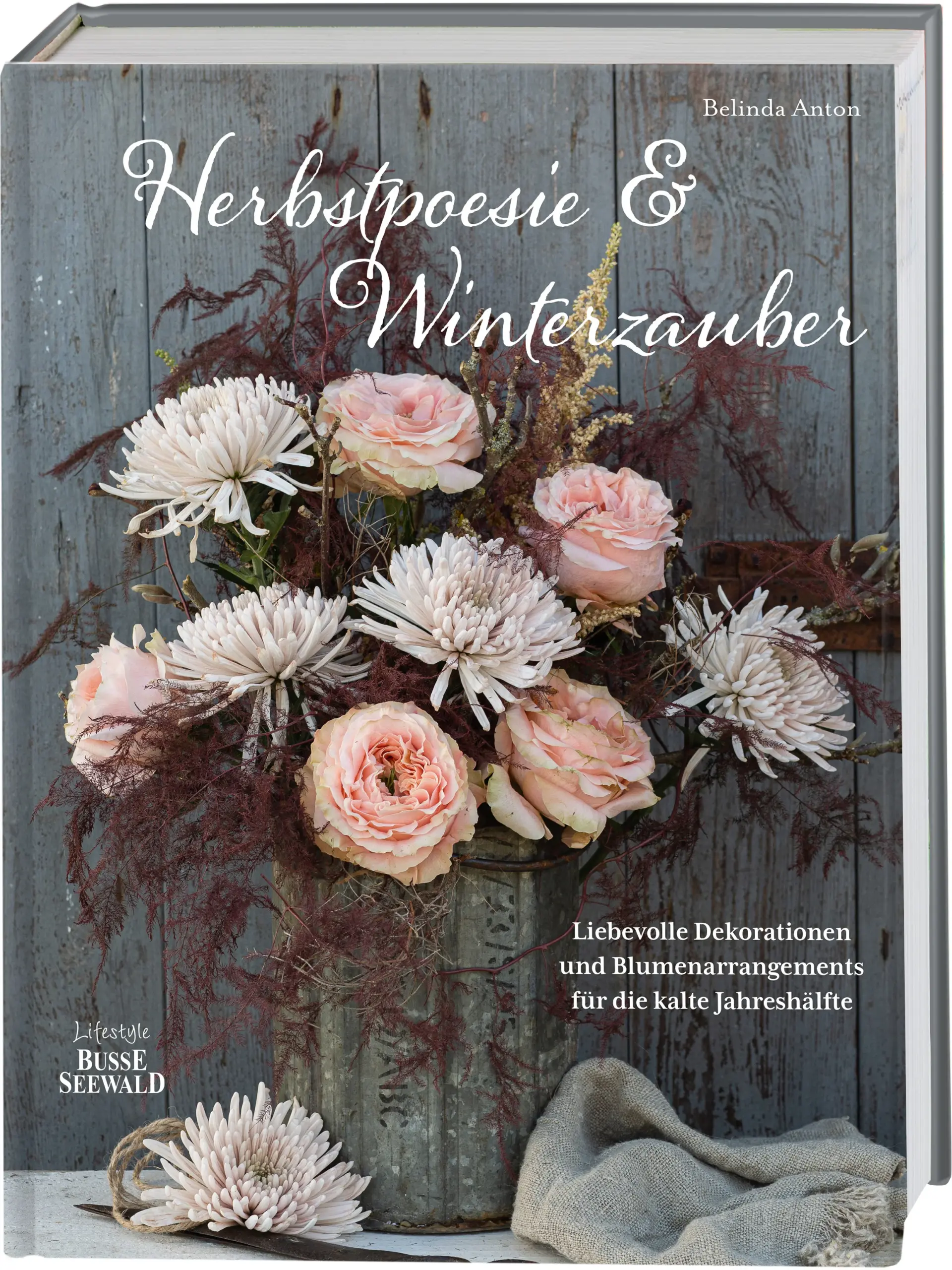 In Belinda Antons liebevoll und abwechslungsreich kombinierten Blumendekorationen für die kalte Jahreszeit, von Sträußen und Kränzen über Gestecke bis hin zu kompletten Arrangements, verschmelzen Inspiration und Poesie auf schönste Weise. Festliche Tische, gemütliche Sitzecken oder schlichte Regale werden so zu faszinierenden Bühnen für florale Alltagsromantik. Mit Hilfe von prächtigen Dahlien, eleganten Kürbissen und in kräftigen Farben leuchtenden Beeren fängt die Autorin mit märchenhaften Arrangements, blumigen Seelenwärmern und wundervollen Vintage-Dekors die bezaubernde Nostalgie und einzigartige Ruhe der kalten Jahreshälfte ein, präsentiert ihre Lieblingsrezepte für Gäste und öffnet für uns die Türen zu ihrem Heim und Hof.