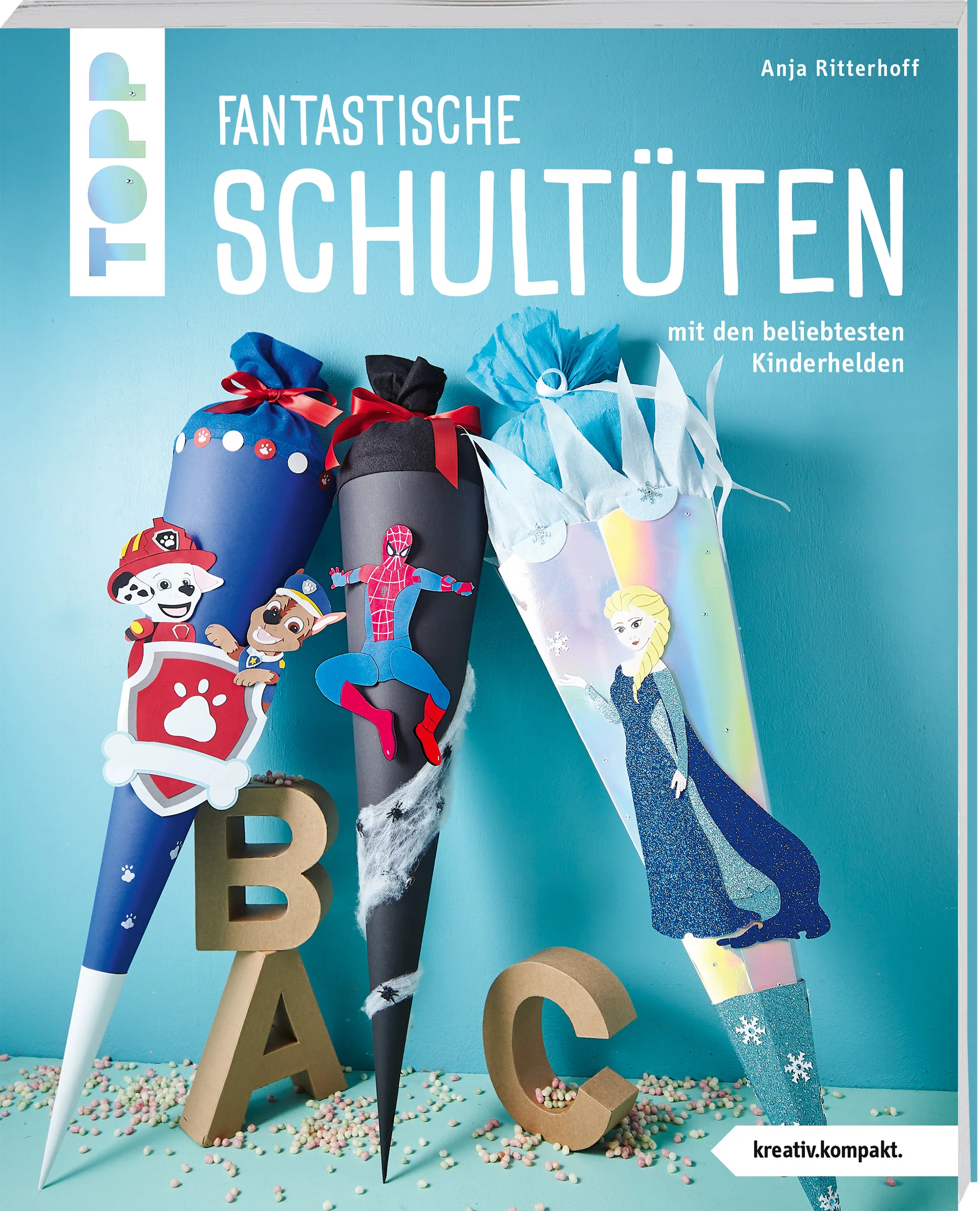 Einzigartige Schultüten mit den liebsten Medienfiguren der KinderAuf die Plätze, fertig, Einschulung! Der erste Schultag ist ein aufregender Tag für Ihr Kind – da darf natürlich die perfekte Schultüte nicht fehlen. Machen Sie Ihrem Kind mit einer selbstgebastelten und individuellen Schultüte eine ganz besondere Freude! Ob superstarke Mädchen, mutige Feuerwehmänner oder tapfere Tiere – mit den Helden aus ihren liebsten Filmen, Serien und Büchern auf der Schultüte erleben die Kinder einen unvergesslichen Tag. Kreativ-Expertin Anja Ritterhoff verrät Ihnen in diesem Buch, wie Sie für Ihr Kind eine solche einzigartige Schultüte anfertigen können.Dank Schritt-für-Schritt-Anleitung, Schrittfotos und Vorlagen gelingt Ihnen die fantastische Schultüte garantiert und dem Tag der Einschulung steht nichts mehr im Weg. Das kompakte Format des Buches eignet sich auch ideal zum Mitnehmen für gemeinsame Bastelaktionen im Kindergarten oder Zuhause. Das verspricht Ihnen dieses Buch: 26 Lieblingsfiguren als Motiv für die Schultüte Ihres KindesAusführliche Anleitungen mit Vorlagen, Materialangaben, Projektgröße und Schwierigkeitsgrad Ganz viel Freude beim Basteln und Kreativwerden Leuchtende Kinderaugen am Tag der Einschulung 