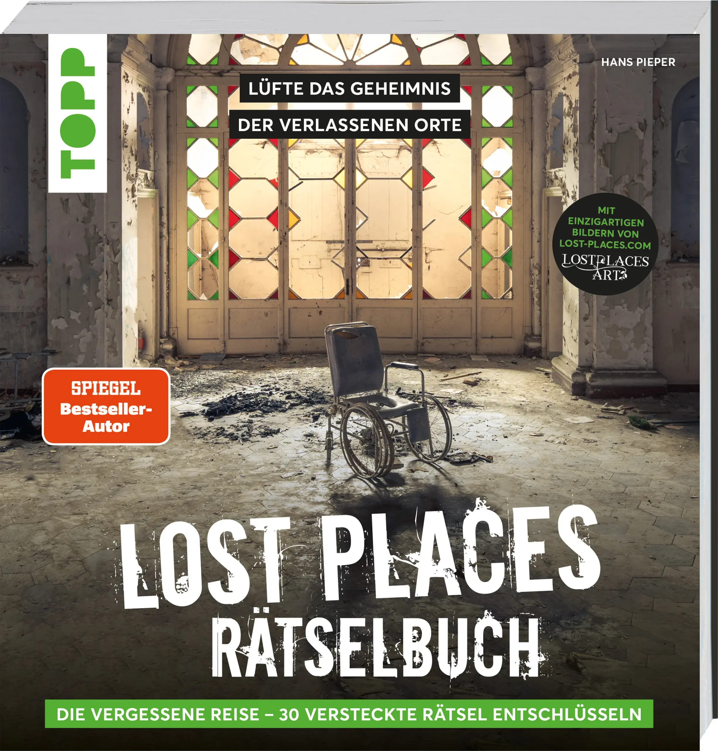 Reise mit diesem Rätselbuch an 30 atemberaubende Lost Place auf der Welt und entdecke die verlassenen Orte von einer neuen Seite.Story:Bei einer Haushaltsauflösung fällt dir eine eine kleine Holzschachtel mit wunderschönen Verzierungen ins Auge. Sie ist fest verschlossen, doch hat es dir so angetan, dass du sie ohne den Inhalt zu kennen kurzerhand mitnimmst. Einige Stunden später kannst du sie nach sorgsamen Versuchen endlich öffnen: Du findest ein Notizbuch. Sofort beginnst du zu Lesen und beibst dich nur wenige Wochen später auf eine Reise, die dein Leben verändern wird ...Wie funktioniert das Rätselbuch?Entdecke in 30 Stationen verschiedene, atemberaubende Orte. An jedem von Ihnen hat der Zahn der Zeit bereits seine Spuren hinterlassen.Zu jeder Station gibt es eine Einführung und weitere Informationen, die vielleicht entscheidende Hinweise liefern können. Doch aufgepasst: Die Rätsel sind geschickt versteckt und nur mithilfe von cleveren Ideen kann die Lösung gefunden werden.Das enthält das Buch:30 spannende Stationen von echten Lost Places mit versteckten RätselnViele spektakuläre, seitenfüllende Fotos von unbekannten und verlassenen OrtenMit Fotografien der bekannten Fotografen von lost-places.comHinweise und Lösungen befinden sich direkt im BuchFür wen ist dieses Rätselbuch geeignet?Für die ganz FamilieAb 12 JahrenSpieldauer: 10–20 Minuten pro StationLeichte bis mittelschwere RätselVerfolge die spannende Geschichte und löse die cleveren Rätsel!