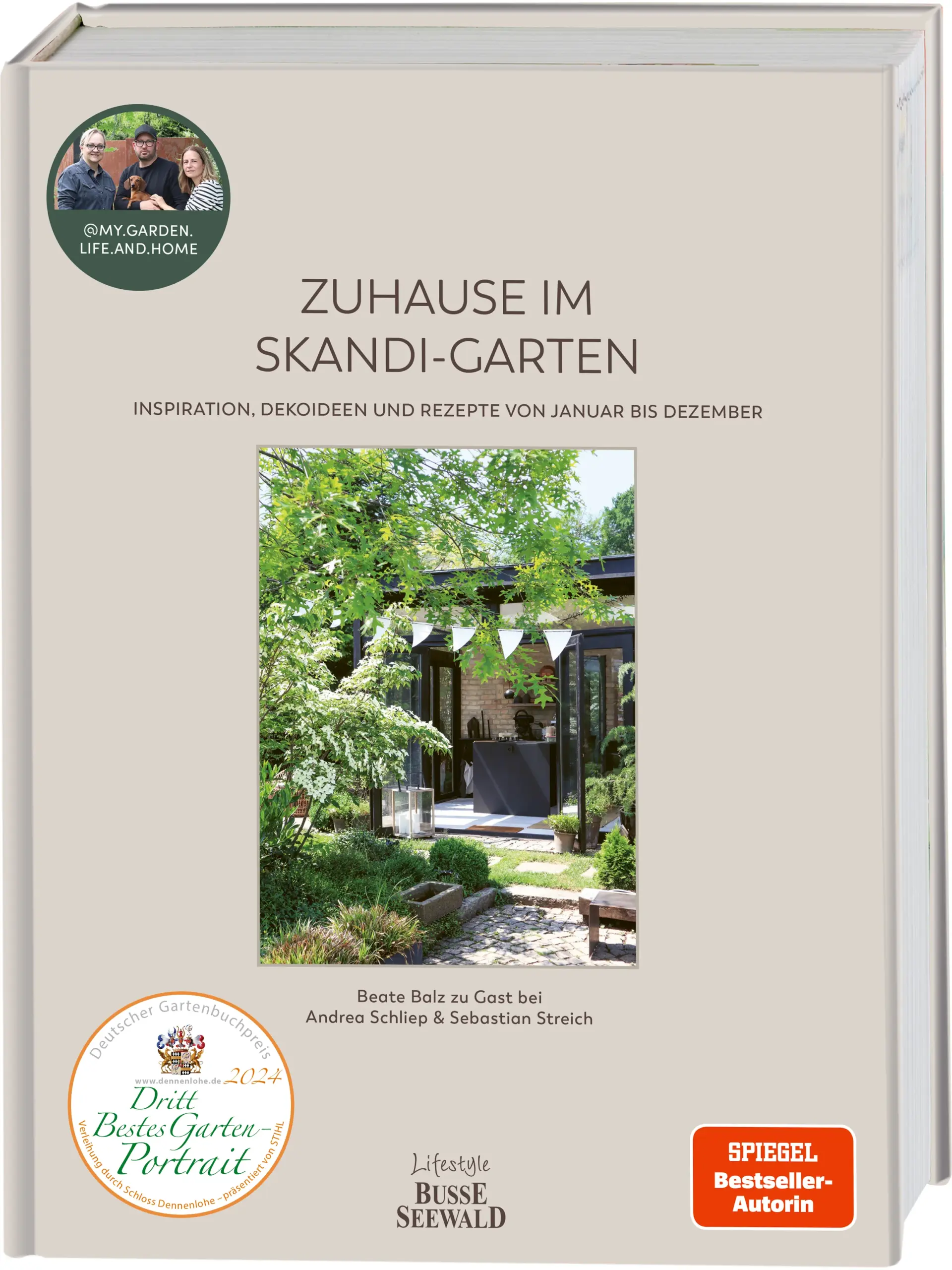 Hygge für GartenliebhaberEin Garten, der zum Träumen einlädt: Dicht bewachsen mit lauschigen Ecken, liebevoll gepflegt und immer im Wandel – das ist der Garten von Andrea und Sebastian (@my.garden.life.and.home). Hier hat sich das Paar ein kleines Paradies im Scandi Style erschaffen – passend zu ihrem Haus, das nach dänischem Vorbild gestaltet wurde. Beate Balz, Garten-Bestsellerautorin und passionierte Skandinavienliebhaberin, gehört zu den zahlreichen Bewunderern von Andreas und Sebastians Garten.Ein ganzes Jahr hat sie Andrea und Sebastian immer wieder in ihrem wundervollen Garten besucht und schließlich zusammen mit ihnen dieses Buch geschrieben. Jeden Monat geben sie Tipps zur Gartenpflege, zeigen uns kleine DIYs und Dekorationsideen und teilen leckere Rezepte mit uns. Beate Balz erzählt außerdem Lustiges, Wissenswertes und manchmal Überraschendes rund um Skandinavien, das für Andrea und Sebastian sowohl Sehnsuchtsort als auch Inspirationsquelle ist. Ein ungewöhnliches Gartenbuch, ein Begleiter durchs Jahr und ein Ideenschatz: Das perfekte Geschenk für alle Gartenliebhaber.Aus dem Inhalt:Von Januar bis Dezember: Inspirationen aus dem Skani-GartenMit DIY-Ideen, Schritt-für-Schritt erklärtMit saisonalen Rezepten Wissenswerters und Überraschendes über Skandinavien