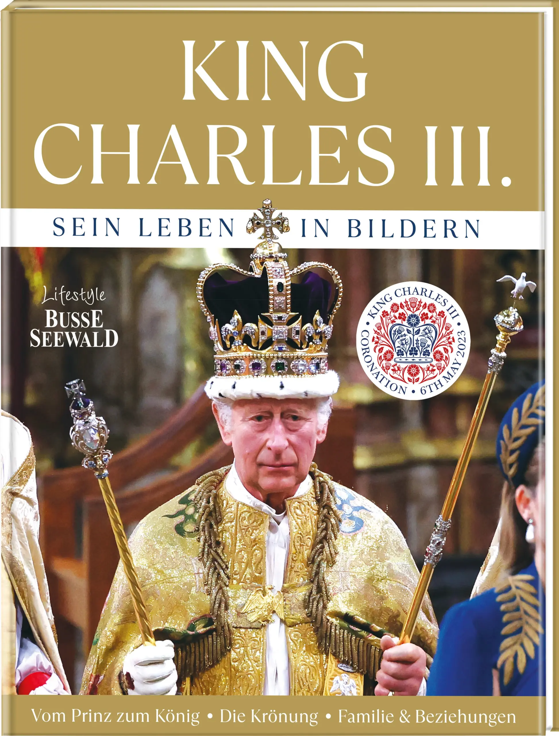 Lang lebe der König!Am 8. September 2022 bestieg König Charles III. nach dem Tod seiner Mutter, der unvergleichlichen Königin Elizabeth II., den britischen Thron. Für die Queen, deren Plichtbewusstsein sie über 70 Jahre auf dem Thron gehalten hatte, kam der Gedanke einer frühzeitigen Abdankung zur Gunsten ihres Sohnes nicht infrage. Und so hält Charles den Rekord als dienstältester Thronfolger und Prinz von Wales in der britischen Geschichte. In einem Alter, in dem andere  Menschen schon längst in Rente gehen, tritt er nun den Job an, für den er geboren wurde.Nach der Zeit der Trauer um Elisabeth II. markiert die Krönung ein freudiges Ereignis, das nicht nur in Großbritannien von Millionen Menschen live am Fernseher verfolgt wurde. Und so wurde die Krönung mit all ihren seit Jahrhunderten festgelegten Zeremonien und Abläufen zu einem medialen Großereignis unseres Jahrhunderts. Die Faszination, die das britische Könighaus auch heute noch ausübt, war an diesem Tag ganz besonders zu spüren. Dieses historische Ereignis halten wir in diesem Buch für die Ewigkeit fest, ebenso die denkwürdigsten Momente im Leben des neuen Königs, von seiner Kindheit bis heute.
