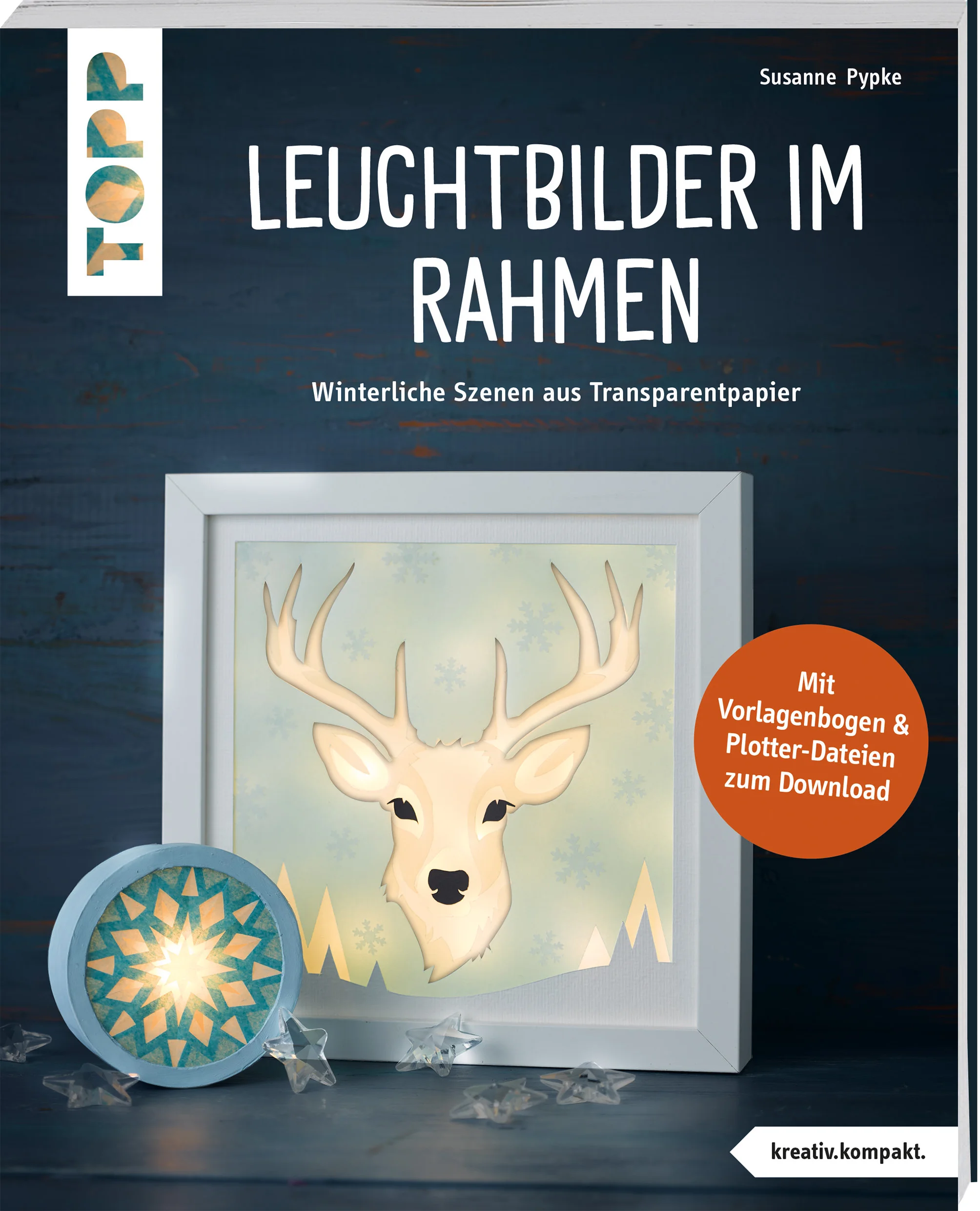 Weihnachten ist die Zeit der funkelnden Lichter und der Gemütlichkeit! Die winterlichen Szenen in diesem Buch faszinieren durch ihre filigrane Scherenschnitt-Optik und warmes Leuchten. Mit Hilfe der detaillierten Anleitungen, Vorlagen, sowohl in Originalgröße als auch zum Download, sowie Plotter-Dateien zum Download ist das Nacharbeiten der eleganten Papierszenen auch für Bastelanfänger ein Kinderspiel. Karton, Transparent- und Seidenpapier werden in verschiedenen Rahmen zu einem dekorativen Gesamtkunstwerk angeordnet und mit LED-Teelichtern und Lichterketten wie von Zauberhand beleuchtet. Bring auch du dein Zuhause zum Leuchten!Das erwartet dich:Winterliche Szenen als LeuchtobjekteDetaillierte AnleitungenVorlagen für Scherenschnitt-Motive im Buch und als DownloadBeeindruckender Blickfang für die eigene Weihnachtsdekoration oder als Geschenk 