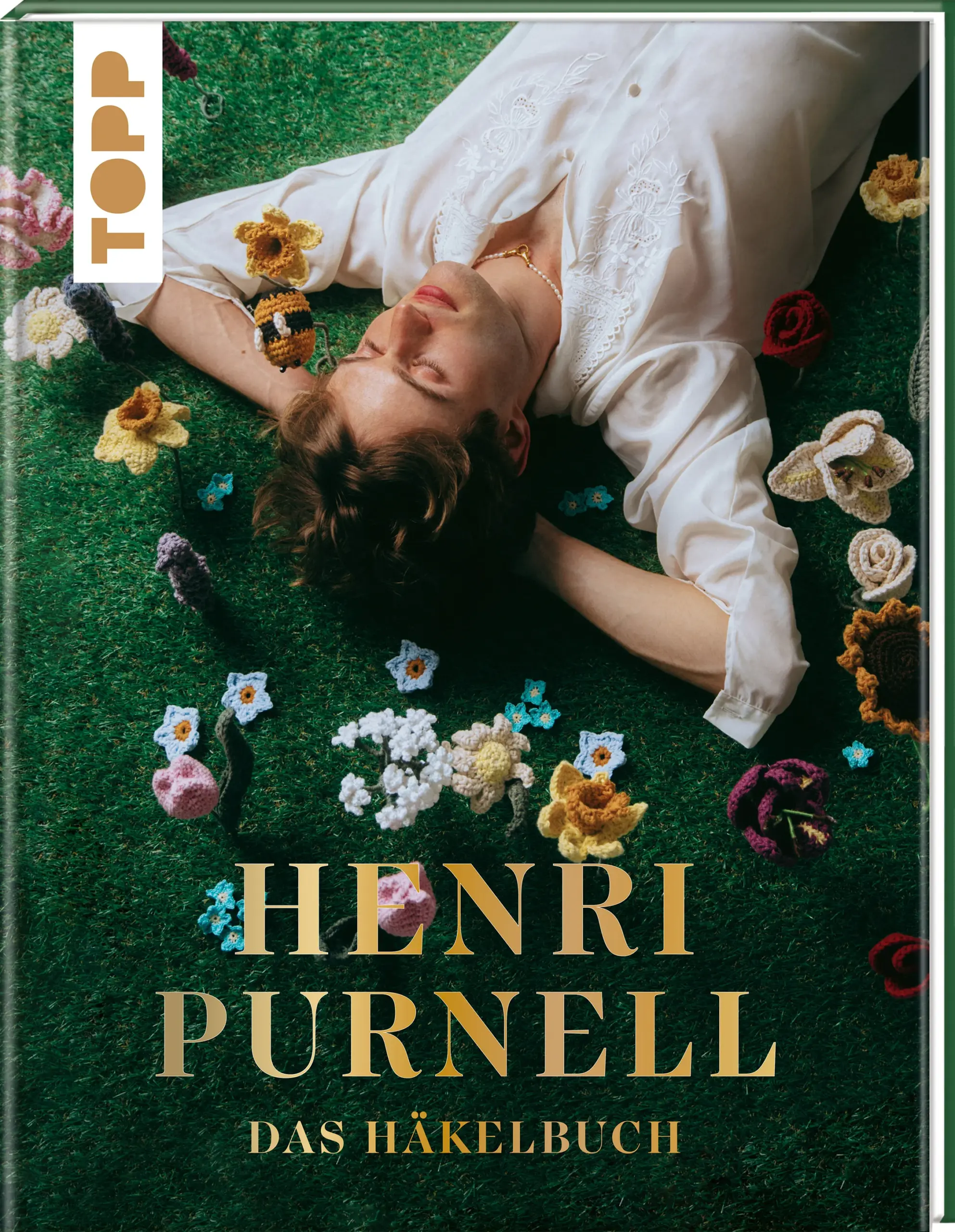 Häkle mit dem Social-Media-Star Henri Purnell!Du magst Statement-Taschen, bunte Wildblumenwiesen und stylische, gehäkelte Kleidung? Du kennst Henri schon von einen Social-Media-Kanälen und liebst seine gehäkelten Modelle, egal ob von YouTube oder aus seinen Musikvideos? Schon lange wartest du auf eine geschriebene Anleitung, um die coolen Modelle selbst nacharbeiten zu können? Dann ist dieses Buch genau das Richtige für dich!Ob Blumenkranz, praktische Tasche für den nächsten Einkauf oder warmer Cardigan: In diesem Buch entdeckst du viele tolle Modelle. Und wer weiß, vielleicht ist ja auch ein bisher noch unbekanntes Modell dabei?Das umfasst das Buch:25 einzigartige ModelleGrundanleitungen für die nowendigen TechnikenViel persönliches, Inspirationen und Hintergründe zu den Modellen von HenriSchnapp dir die Häkelnadel und leg los!