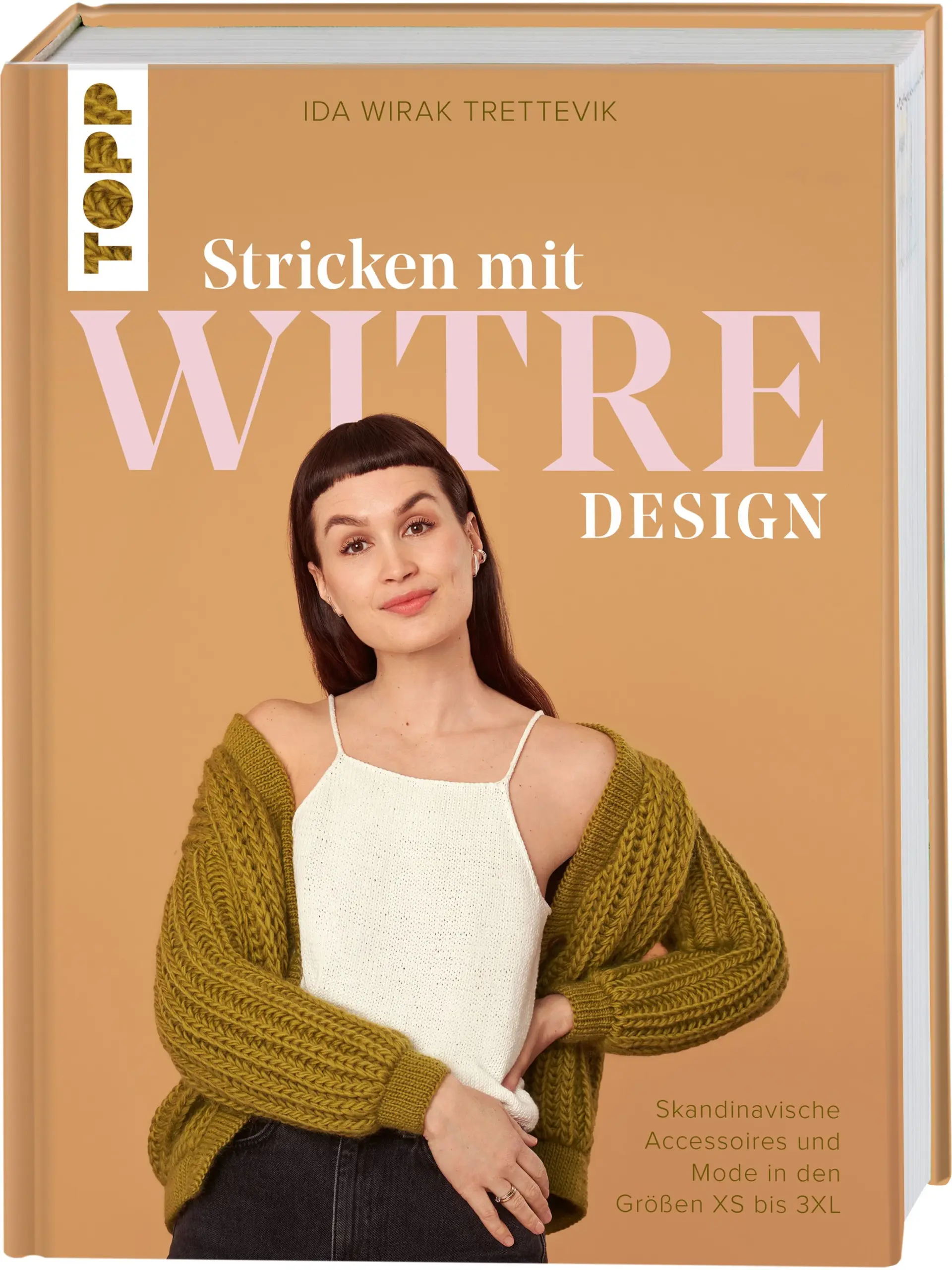 Wer liebt nicht den modernen Look skandinavischer Strickerinnen, die scheinbar mit untrüglicher Sicherheit das perfekte Outfit für sich kreieren?In diesem Buch hat die norwegische Designerin Ida Wirak Trettevik 29 Strickprojekte zusammengestellt, die diesen Look wie das Tüpfelchen auf dem i zum Leben erwecken.Die moderne Interpretation zeitloser Klassiker lässt Strickbegeisterte ins Schwärmen geraten und die Nadeln nur so fliegen, um Jacken, Mützen, Cardigans, Tücher, Tops und noch so viel mehr von den Stricknadeln hüpfen zu lassen. Die Modelle begeistertn dabei mit schlichtem Understatement und liefern mit Glatt rechts, Rippen-, Steifen- und Patentmustern echte Liebhaberstücke, die bestimmt lange Teil der eigenen Garderobe bleiben. Das Buch enthält sowohl einfache, schnelle Projekte für Einsteiger als auch Kleidungsstücke für etwas Geübtere. Mit Nadelstärken zwischen 3,0 mm bis 10,0 mm sind sowohl Ideen für etwas mehr Strickzeit als auch Projekte fürs schnelle Erfolge im Buch enthalten. Nahtlos von oben oder unten gestrickt entfällt das lästige Zusammennähen von Einzelteilen, sodass das neue Strickstück nach Fertigstellung schon bald getragen werden kann. In den Größen XS bis 3XL werden in einer umfangreichen Größenrange tolle Modelle in fantastischen Fotos gekonnt in Szene gesetzt. Ob zierlich oder curvy, hier finden Maschen-Fans für jede Körperform ein neues Lieblingsprojekt.Also Stricknadeln raus und los geht's, denn das neue Lieblingsoutfit ist bestimmt gestrickt!  