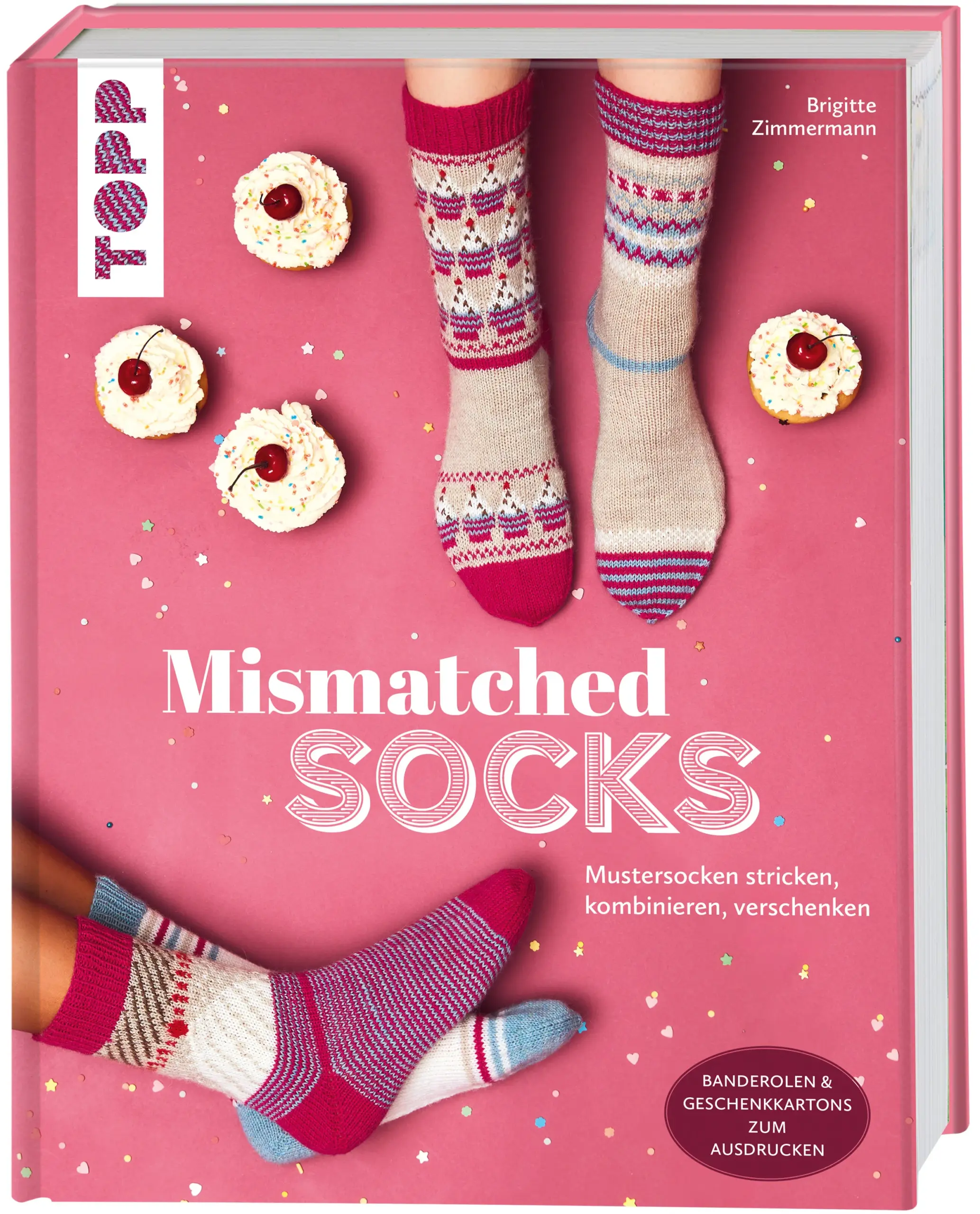 Ein Paar Socken muss aus zwei identischen Socken bestehen? Nö, das war gestern!Mit den neuen Mismatched Socks kommt frischer Wind an die Füße.Die Idee ist ganz einfach: Wir haben uns Themen ausgedacht, innerhalb derer vier verschiedene, aber doch wunderbar zusammenpassende Designs miteinander kombiniert werden können. Plakative Motive, Bordüren und Ringel laden zum kunterbunten Mixen ein:Kunterbunte Leckereien: mit Muffins, Erdbeeren, Fastfood Grafisches: mit Karos, Rauten, OrnamenteDurchs Jahr: mit Herbstlaub, Blumen, WinterweltDu hast die Wahl, wie viele Designs du strickst und wie du sie kombinierst. Magst du es lieber passend, dann stricke ein Paar identische Socken. Magst du es lieber wild, dann mixe Motive und/oder Ringel. Oder du strickst einfach pro Motiv zwei Socken und hast so eine Menge an Kombinationsmöglichkeiten. Im ausführlichen Grundlagenteil werden alle benötigten Techniken auch für Einsteiger:innen erklärt. Weil sich die witzigen Mix & Match-Socken natürlich wunderbar als Geschenk eignen, gibt's passend zu den Motiven Banderolen und Geschenkkartons zum Ausdrucken. Die neue Sockenformel für den ganz großen Sockenkombi-Spaß: 9 Themen x  4 Designs = 36 Lieblingssocken
