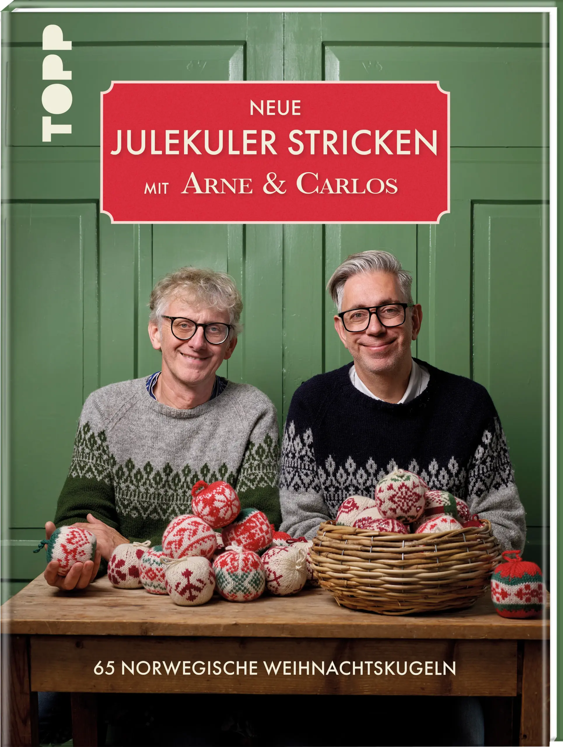 Zauberhafte Weihnachtskugeln selbst stricken und individuell gestalten mit Arne & CarlosJedes Jahr aufs Neue muss der Weihnachtsbaum wieder einmal festlich geschmückt werden und alle Jahre wieder werden die wohlbekannten Kugeln und der alte Weihnachtsbaumschmuck von Oma vom Speicher geholt und an den Baum gehängt. Damit ist nun aber Schluss! Dieses Jahr ist es an der Zeit, den Weihnachtsbaum individuell mit selbstgestrickten Weihnachtskugeln zu schmücken!Inspiriert von weihnachtlichen Motiven, Flora & Fauna und Schnörkeleien haben Arne & Carlos, zwei begeisterte Stricker aus Norwegen, insgesamt 65 Strickanleitungen für Weihnachtskugeln entworfen und in diesem Buch zusammengetragen. Eine kleine Einleitung dient dazu, zu lernen, wie die Grundform der Kugeln gestrickt wird. Anschließend folgen 65 Strickschriften, die individuell angewandt und kombiniert werden können. Ein kleines Extrakapitel am Ende des Buches lässt dabei die Weihnachtsstimmung so richtig aufkommen - im norwegischem Stil!