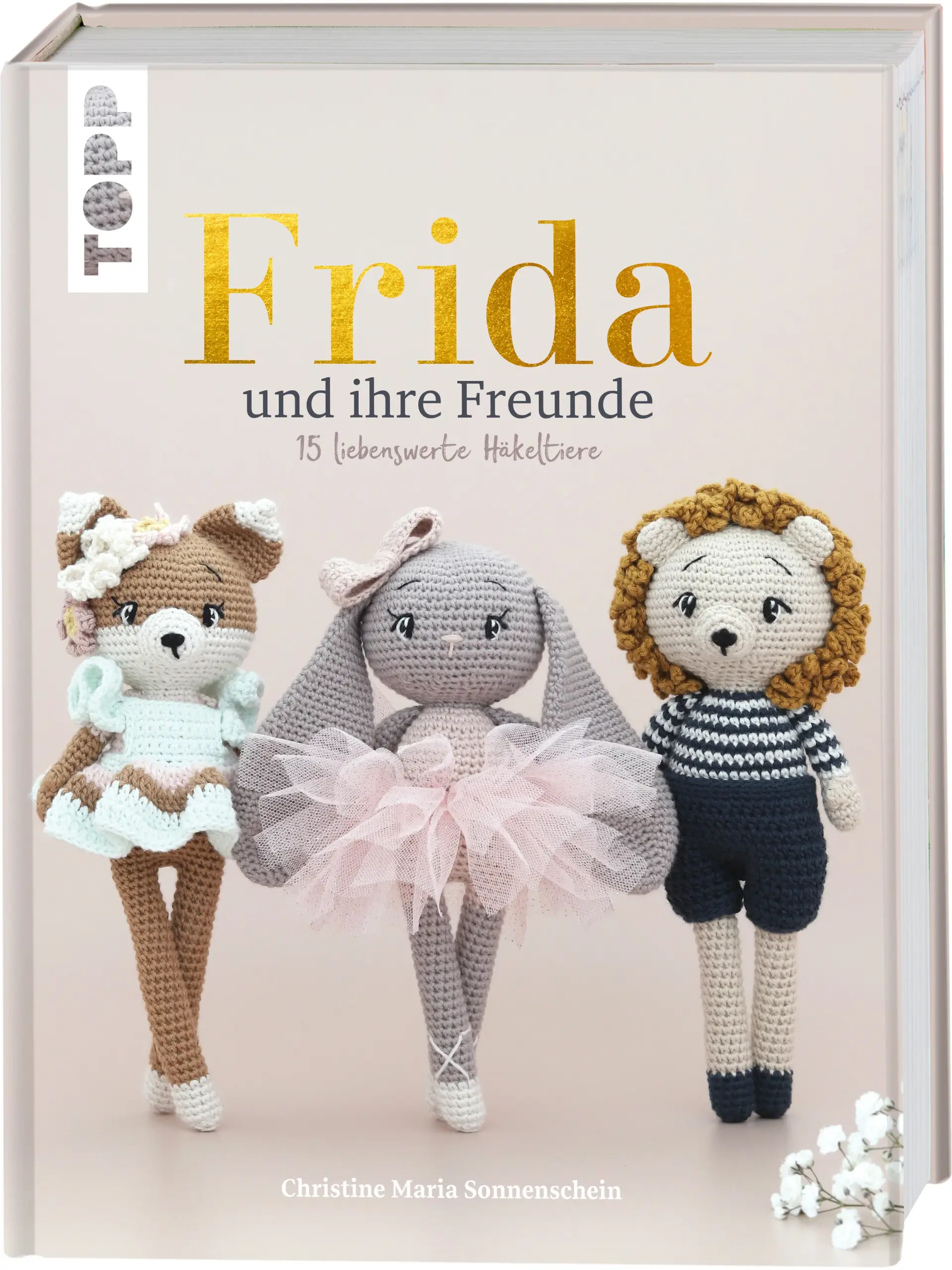 Lassen Sie sich von Kaninchen Frida und ihren besten Häkelfreunden verzaubern! Die modernen Kuscheltiere wirken dank der dezenten Farben besonders hochwertig. 15 Häkelanleitungen der beliebten Designerin Christine Maria Sonnenschein zum Kuscheln, Liebhaben und Verschenken - jedes Tier ist ein Unikat! Von Frida, dem Kaninchen, über Emily, dem märchenhaften Einhorn, bis hin zu Lui, dem liebenswerten Löwen. Alle warten darauf, Ihr bester Freund zu werden!Alle Figuren sind je nach Ohren und Zubehör 23–25 cm groß. Sie werden nach dem gleichen Grundmuster gehäkelt und können daher ganz nach Belieben gemischt und kombiniert werden. Die Häkelprojekte sind perfekt für Anfänger:innen, die gerade die Freude am Häkeln entdecken, ebenso wie für Häkler:innen, die nach neuen Herausforderungen suchen. Das erwartet Sie:15 HäkelanleitungenAlle Tiere mit gleichem GrundmusterAusführliche Schritt-für-Schritt-Anleitungen und Arbeitsschrittfotos zum mühelosen NacharbeitenHochwertige Covergestaltung mit Goldfolie