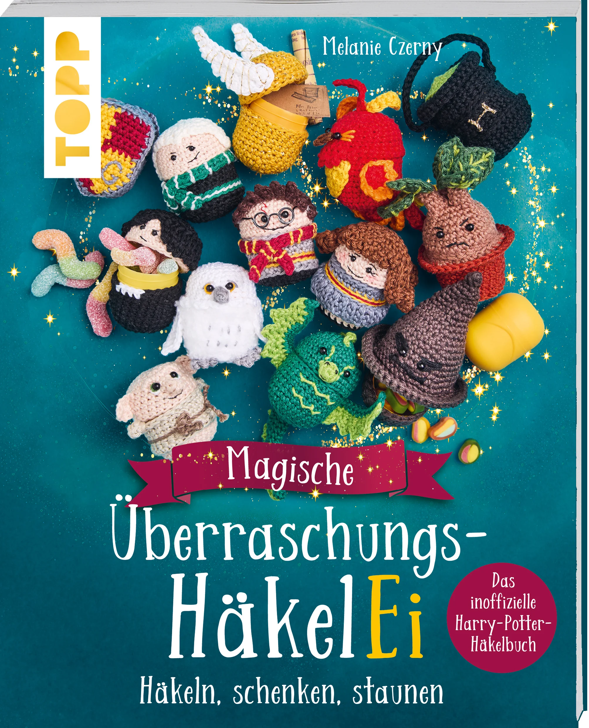 Tauchen Sie ein in eine Welt voller Magie! Die Erfolgsgeschichte rund um die Überraschungs-HäkelEi geht weiter. Tauchen Sie ein in die magische Welt rund um den beliebtesten Zauberschüler aller Zeiten und häkeln Sie neben Harry Potter, seine Freunde, Gegenspieler und ihre tierischen Begleiter sowie magische Gegenstände nach. Dafür braucht es nur Kapseln von Schokoeiern, Garnreste, eine Häkelnadel, etwas Zeit und ganz ohne Zauberspruch entstehen die witzigen Kerlchen. Das erwartet Sie:Über 20 zauberhafte Figuren zum Füllen, Verschenken, Dekorieren & SammelnMit wenig Material entstehen schnell und kostengünstig die Charaktere des beliebten Harry-Potter-Universums Schritt-für-Schritt-Anleitungen für Einsteiger:innen und Häkel-Profis