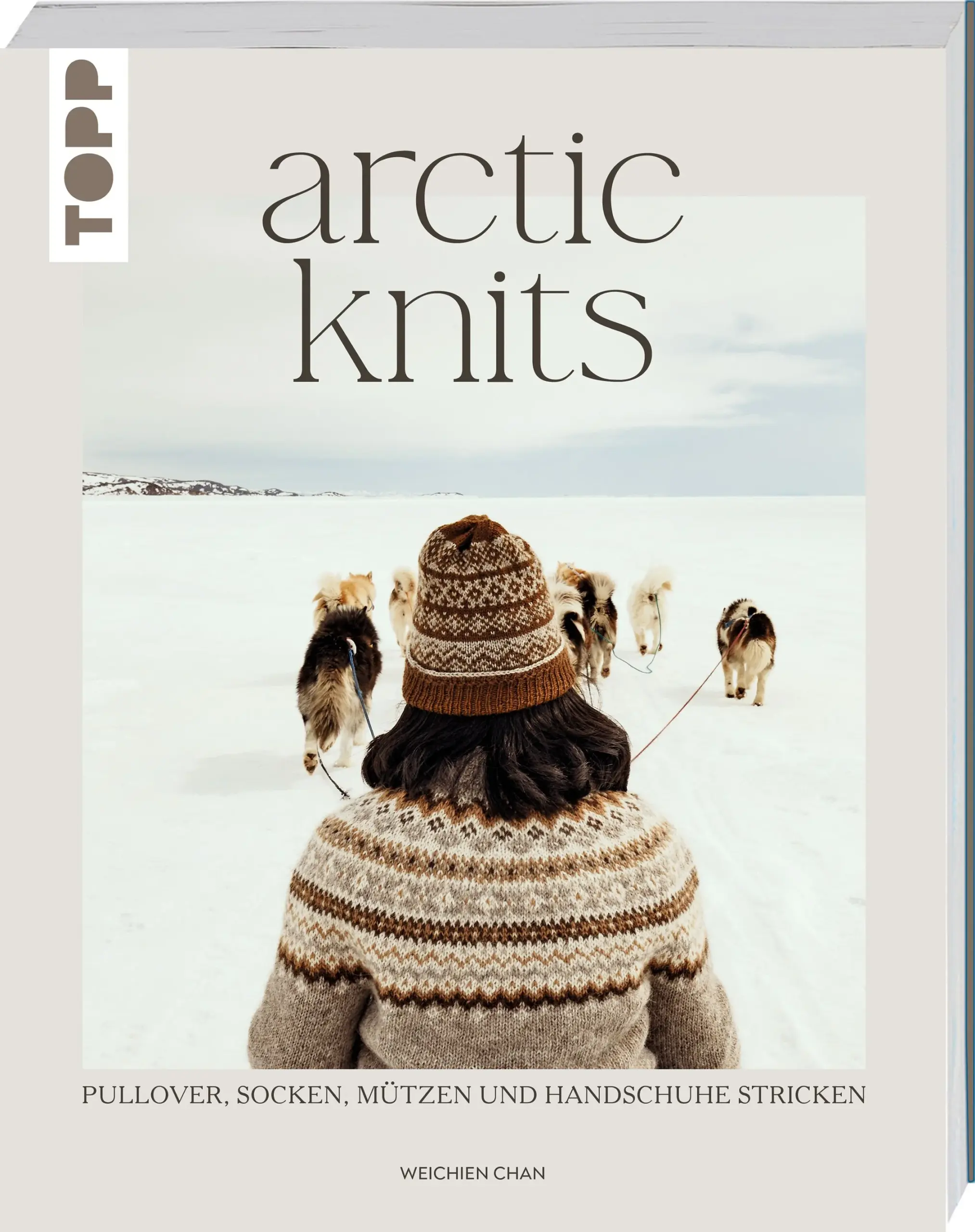 Eine Strickreise durch die kanadische Arktis mit @thepetiteknitterSchneebedeckte Hügel, steinige Graslandschaften und Schlittenhunde - Weichien Chan (@thepetiteknitter) begeistert in diesem Buch nicht nur durch die atemberaubenden Fotografien der kanadischen Arktis, sondern auch durch ihre 15 Strickmodelle, welche von ebendieser Landschaft inspiriert sind. Neben einer Grundanleitung, verständlichen Strickanleitungen mit Rapporten und tollen Modellfotos, nimmt uns @thepetiteknitter mit auf eine kleine Reise in den hohen Norden. Natürlich dürfen hierbei ihre geliebten Haustiere nicht fehlen.Alle Modelle sind unisex, individualisierbar und in 10 Größen nachzustricken, sodass sowohl für sie als auch ihn etwas dabei ist.Das erwartet dich:6 Strickpullover3 Mützen3 Handschuhe3 SockenWer wunderschöne Strickmodelle, tolle Fotografien und ein klein wenig Fernweh haben möchte, der wird in diesem Buch nicht enttäuscht. Schnappen Sie sich Ihre Stricknadeln und tauchen Sie ein in eine wundervolle Reise in die kanadische Arktis mit @thepetiteknitter!