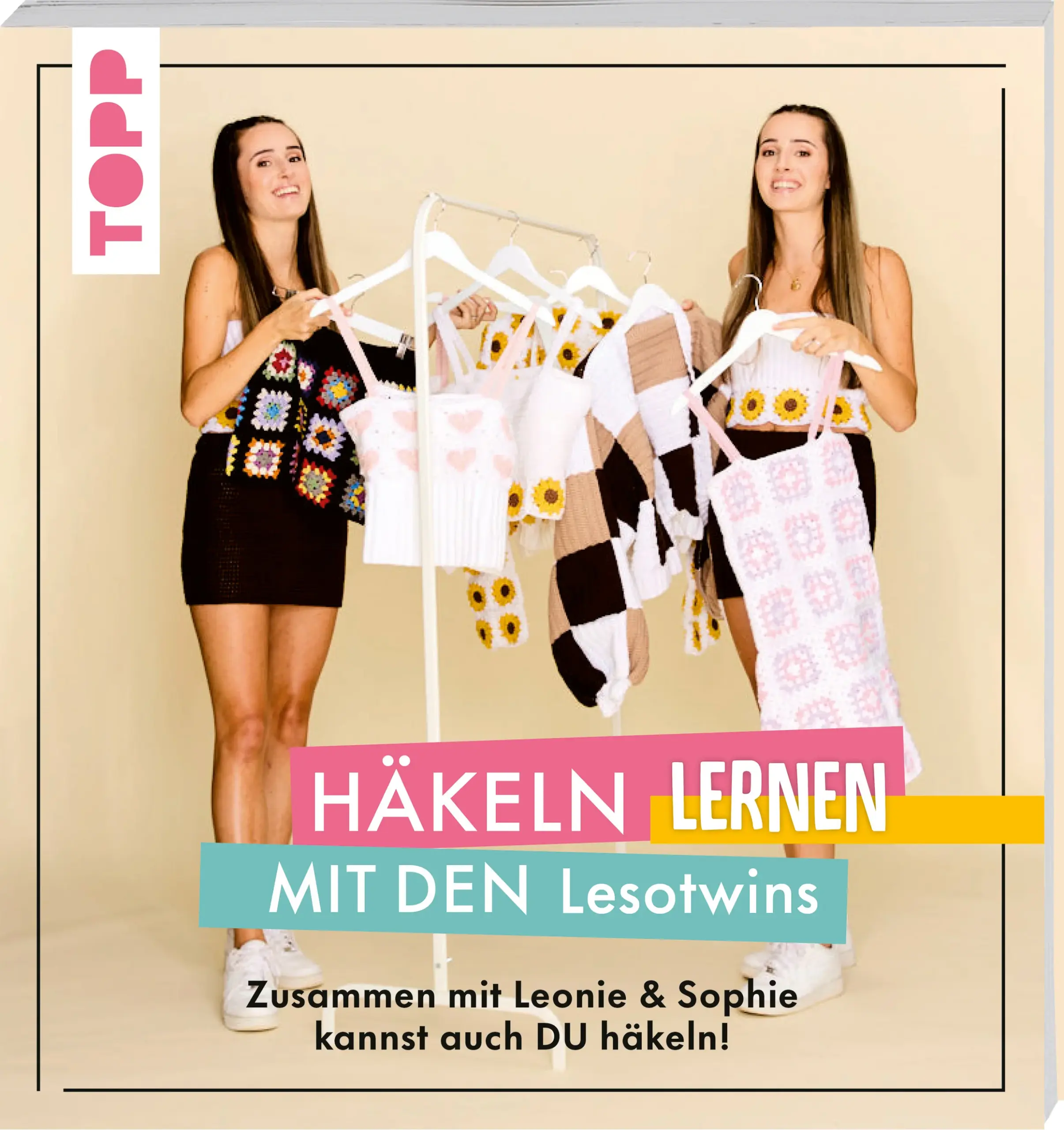 Easy peasy zusammen mit den @lesotwins Häkeln lernen!Auf ihrem Social-Media-Kanälen unter dem Namen @lesotwins zeigen Leonie und Sophie, wie schön selbstgehäkelte Mode und Accessoires sein können. Angefangen von einem einfachen Stirnband über ein Top bis hin zu dem sehr beliebten Sonnenblumencardigan, zeigen die beiden, wie einfach es ist, die Garderobe mit gehäkelten Teilen aufzuwerten. In dem ausführlichen Grundlagenteil zeigen die beiden die Basics, die jede:r zum Häkeln braucht. Auch komplette Anfänger:innen können damit in kurzer Zeit schon Erfolgserlebnisse erzielen. Nebenbei erzählen Leonie und Sophie auch kleine Anekdoten aus ihrem Alltag und wie das Leben als Zwilling ist.Das erwartet dich:Häkeln lernen mit den Social-Media-Stars Leonie und Sophie von @lesotwinsEasy Anleitungen und ein ausführlicher Grundlagenteil helfen auch Einsteiger:innen, das Häkeln zu erlernenDie inspirierenden Designs der beiden Influencerinnen werten auch deinen Kleiderschrank auf