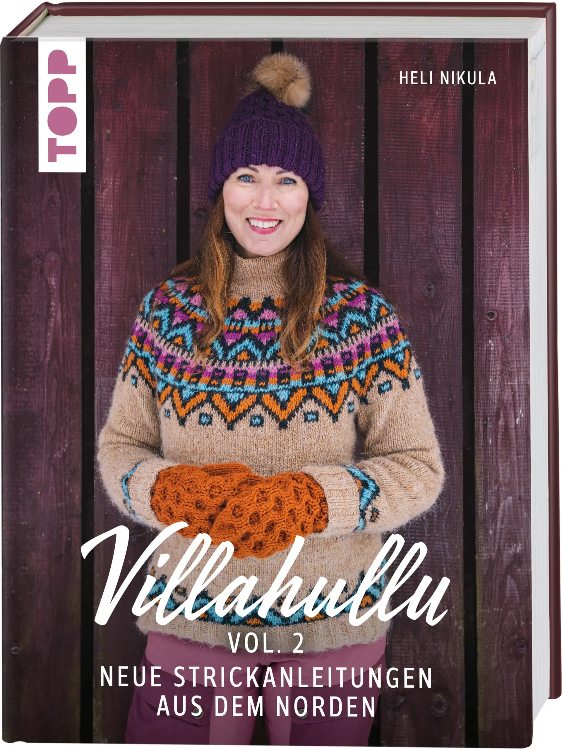 Neue Strickmodelle von @Villahullu - Das zweite Buch von Strick-Designerin Heli Nikula jetzt auch auf Deutsch!Im zweiten Band begeistert Heli Nikula (@Villahullu) erneut mit wundervoll farbenfrohen Strickmodellen und traditionell finnischen Mustern. Sowohl die 28 neuen Fair-Isle Modelle für sie und ihn als auch die atemberaubende Fotografie in der schneebedeckten finnischen Landschaft und in Heli Nikula's Mökki laden dabei direkt zum Träumen und Bestaunen ein!Das erwartet Sie:20 Strickpullover4 Handschuhe1 PullunderKragen und MützenMit einem Grundlagenteil und detaillierten Anleitungen mit Strickschrift steht dem nächsten Fair-Isle Pulli mit Hygge-Feeling nichts mehr im Wege!