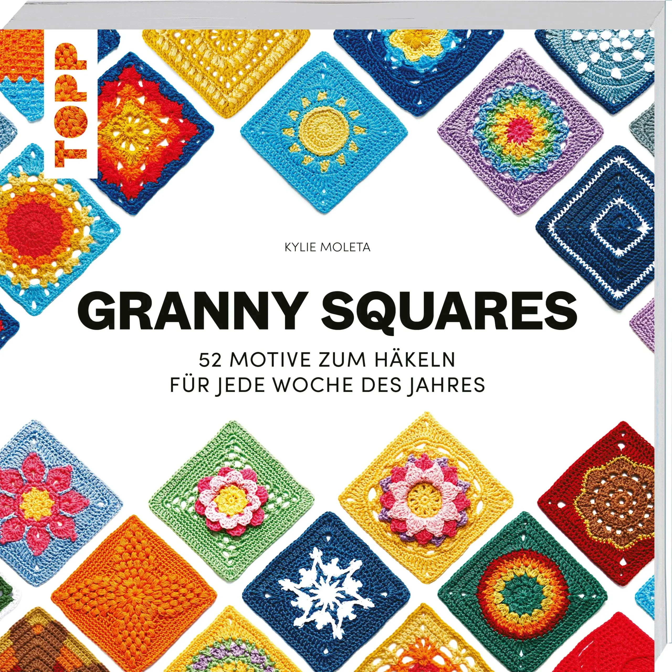 Reisen Sie mit Granny Squares einmal durch das Jahr!Die australische Designerin Kylie Moleta hat sich von den vier Jahreszeiten inspirieren lassen und 52 einzigartige Granny Squares kreiert: von pastelligen Blütenträumen über kräftige Sonnenstrahlen und bunte Laubfärbung bis hin zu filigranen Schneeflocken. Diese Mustersammlung bietet Ihnen mit zeitlosen, geometrischen Mustern sowie modernen 3D-Designs eine große Vielfalt an neuen Häkelquadraten - perfekt für die Verwertung von Garnresten!Die Modelle reichen dabei von luftig und leicht für die warmen Jahreszeiten bis hin zu dickeren und wärmeren Designs für die zweite Jahreshälfte und das beste daran: dank des durchgängigen 15 x 15 cm Formats können Sie alle Quadrate nach Lust und Laune miteinander kombinieren!Das erwartet Sie:52 Designs für jede Woche des Jahresverscheidene SchwierigkeitsstufenMix & Match: alle Häkelquadrate lassen sich miteinander kombinieren4 saisonale Projekte zum direkt Loslegenumfangreicher Grundlagenteilausführliche Schritt-für-Schritt-Anleitungen und Häkelschriftenfür Anfänger:innen und Fortgeschrittene