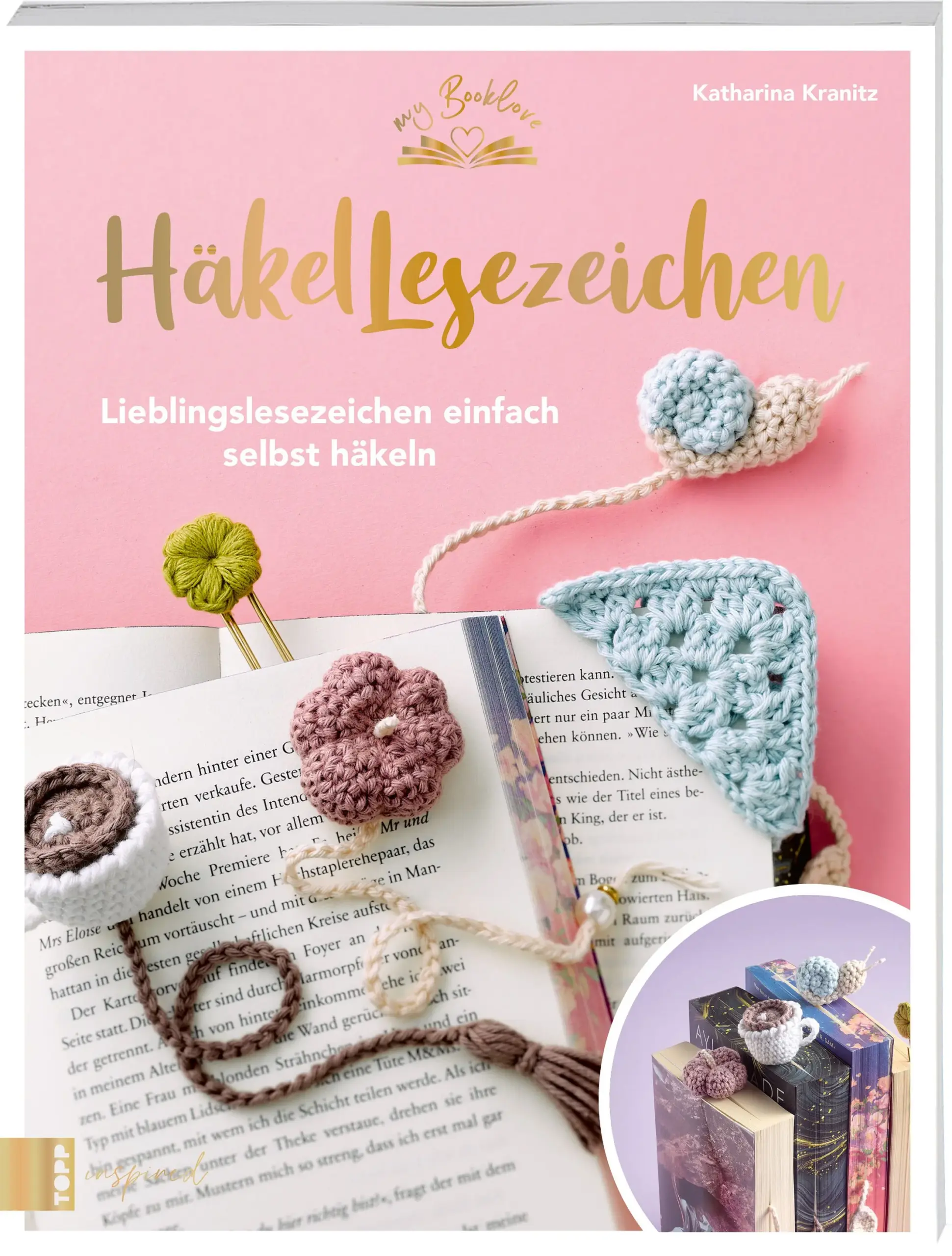 Superniedliche Häkel-Lesezeichen passend zur Lektüre einfach selbst häkeln!Du verlegst ständig deine Lesezeichen oder findest nicht das passende Lesezeichen zu deiner aktuellen Lektüre? Häkel dir dein neues Lieblingslesezeichen doch einfach selbst! Unter diesen 25 Häkelanleitungen ist für jeden DIY-Fan und jede Leseratte etwas dabei. Ob Fantasy, Romance oder Mystery, ab sofort ist dein Buch immer passend ausgestattet! Dank der Schritt-für-Schritt-Anleitungen sind die Häkel-Lesezeichen super schnell gehäkelt und auch perfekt für Anfänger:innen geeignet. Suchst du noch nach einem passenden Geschenk für eine:n Buchliebhaber:in in deinem Leben? Die Häkel-Lesezeichen eignen sich auch super als Geschenk!Das erwartet dich:25 Anleitungen für Häkel-LesezeichenMotive aus verschiedenen Genres entspannende Mini-Häkelprojekte für zwischendurchTipps und Tricks rund ums Häkelnideal für Anfänger:innenperfekt als Geschenk für Buchliebhaber:innen