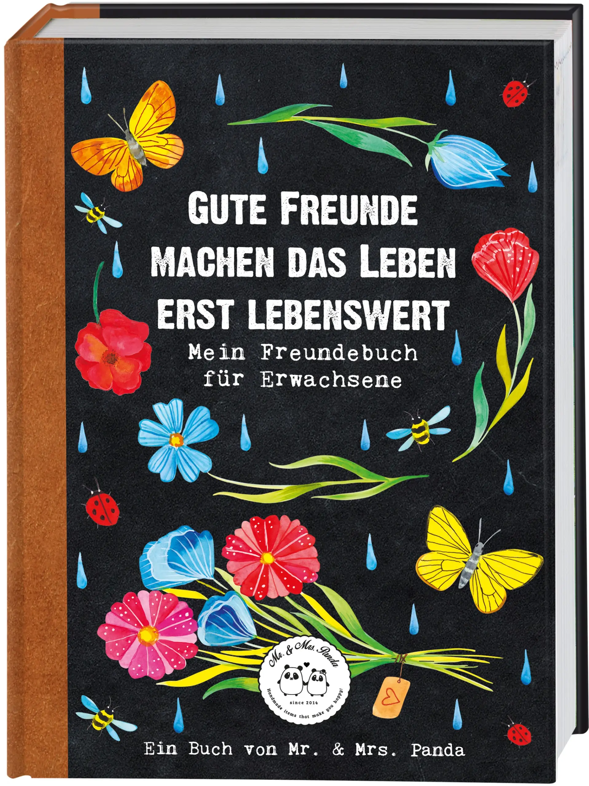 Erinnerst du dich noch daran, wie aufregend es war, von deinen Kindergartenfreunden dein Freundebuch zurückzubekommen und die persönlichen Zeilen an dich zu lesen? Und kennst du auch das lustige und schöne Gefühl, heute, nach all den Jahren, in deinem Poesiealbum zu lesen? Und wie wundervoll ist es, in den alten Poesiealben eurer Eltern zu lesen und die Geschichten zu den alten Freunden zu hören? Die Zeit ist so vergänglich, aber schöne Momente halten für immer an.Wir haben für euch ein Freundebuch für Erwachsene entworfen, das wunderschön illustriert ist und erwachsene und lebensfrohe Fragen stellt. Sammle in deinem neuen Freundebuch Erinnerungen aus deinem jetzigen Leben und hüte dein Buch wie einen kleinen Schatz.Trage dich selbst ein und reiche dein Buch weiter an deine Familie, deine Freunde, deine Kollegen, deine Nachbarn und all die Menschen, die in deinem jetzigen Leben eine große Rolle spielen.Ein Buch der schönen MomenteSchmökere in diesem Buch, wenn du traurig bist und dich an den Lieblingszitaten deiner Freunde erfreuen möchtest. Lies das Buch mit Freunden viel später wieder durch, wenn einige Zeit vergangen ist. Oder zeig es deinem Kind, wenn es groß geworden ist.Das Leben steckt voller schöner Momente. Und die sollten wir festhalten!Liebevolle gestaltetes Freundebuch für ErwachseneWunderschön illustriert mit lebensfrohen FragenVon der erfolgreichen Illustratorin Nora von Gadenstedt, bekannt als Mr. & Mrs. Panda