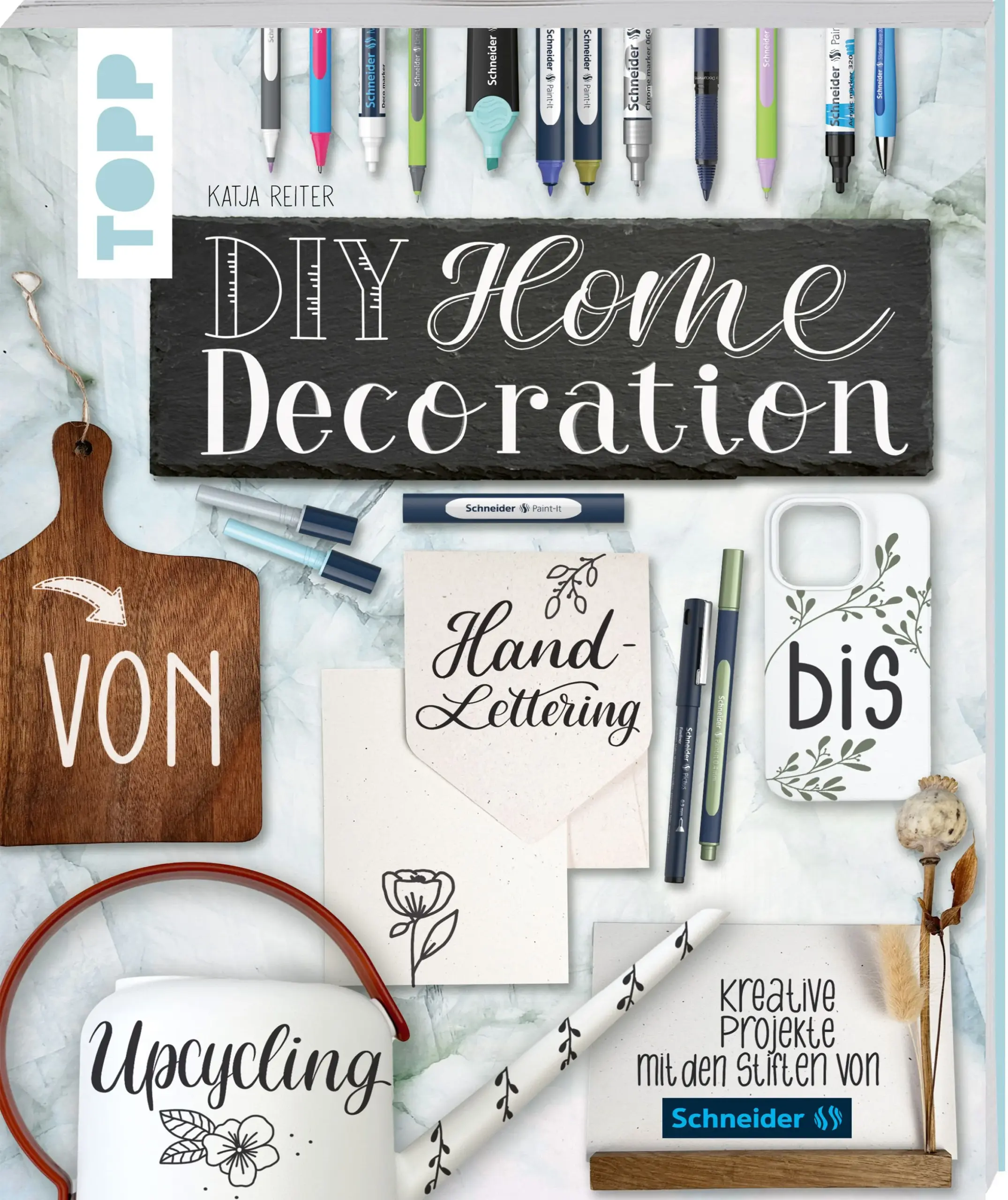 Du magst Handlettering, aber immer nur auf Papier zu arbeiten ist dir auf Dauer zu langweilig? Dann ist dieses Buch genau richtig für dich! Hier findest du jede Menge ungewöhnlicher Ideen für die unterschiedlichsten Oberflächen, von Fensterbildern über selbstgestaltete Schuhe bis hin zu ganzen Möbelstücken. Möglich wird es durch die vielseitigen Stifte von Schneider Pen. Jedes Projekt wird Schritt für Schritt erklärt. Außerdem findest du Informationen dazu, mit welchen Stiften von Schneider Pen du auf der jeweiligen Oberfläche besonders gut arbeiten kannst. Noch keine Handlettering-Erfahrung? Kein Problem! Am Anfang des Buchs findest du einen Einführungsteil mit Alphabeten, Mustern und Techniken, sodass alle Projekte auch für Einsteiger:innen problemlos umsetzbar sind. Ob ein abwischbares Fensterbild mit Kreidemarkern, kreativ gestaltete Kleidung oder große Projekte wie Möbelstücke: Hier findest du abwechslungsreiche und interessante Ideen mit verschiedensten Materialen. Es ist bestimmt das ein oder andere dabei, das du schon immer mal ausprobieren wolltest. Das Buch ist in drei Schwierigkeitsstufen aufgeteilt, von einfachen Projekten für Einsteiger:innen bis hin zu aufwendigen Ideen für Handlettering-Profis.Das erwartet dich:abwechslungsreiche und außergewöhnliche Lettering-Ideen für verschiedene Oberflächen Schritt-für-Schritt-Anleitung zu jedem ProjektEmpfehlungen zu geeigneten Schneider Pens für jede OberflächeEinführungsteil mit Alphabeten, Mustern und Technikenfür Einsteiger:innen und Fortgeschrittene 3 SchwierigkeitsstufenAlso nichts wie los zum ersten Projekt!