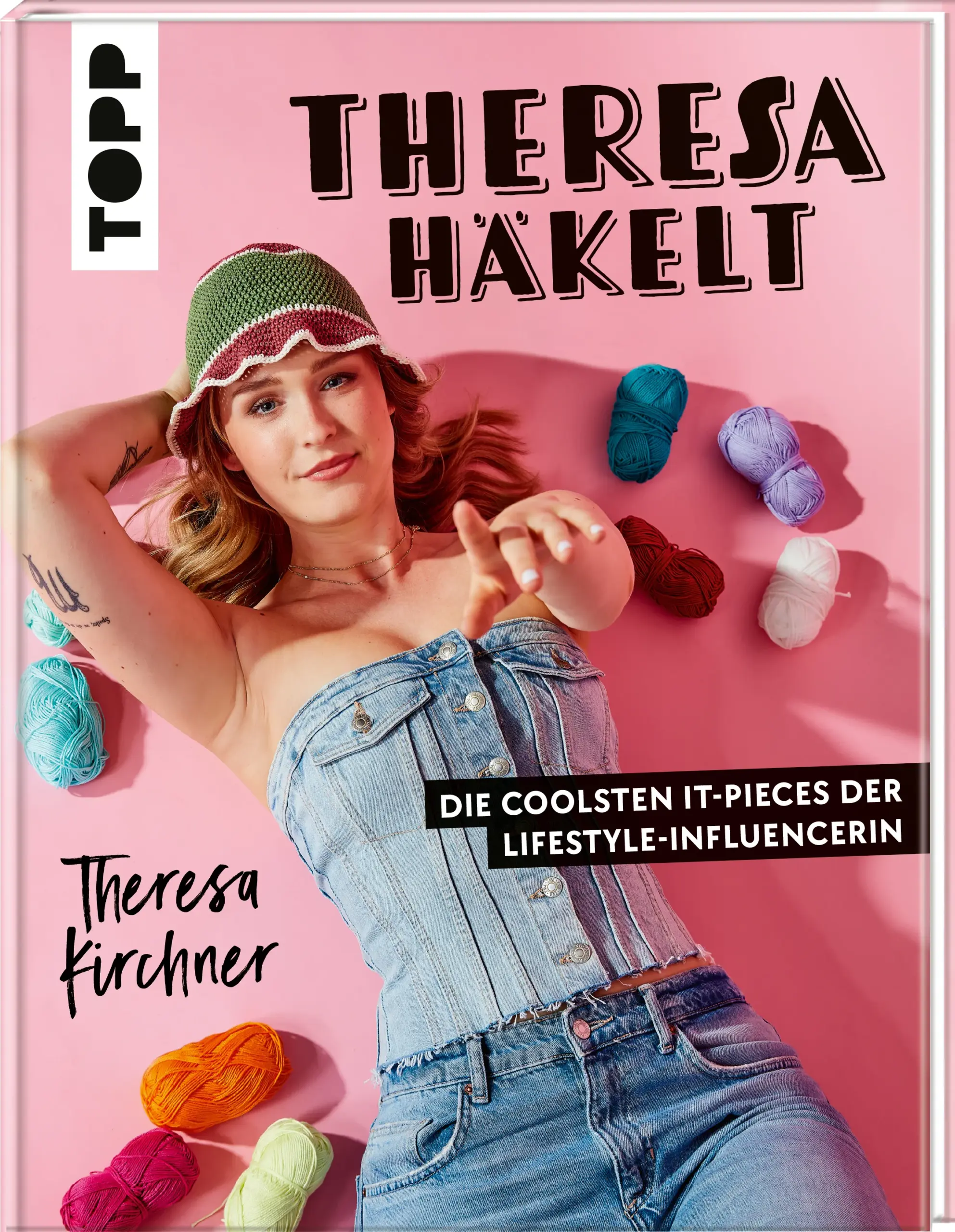 Der TikTok-Star Theresa Kirchner begeistert mit lässigem Style und setzt verschiedene Häkelprojekte gekonnt in Szene. Sie zeigt, dass Häkeln nicht nur etwas für Omas ist und es riesigen Spaß macht, sich seine eigenen Klamotten und Accessoires herzustellen.🎀 Theresas Lieblings-Häkel-Modelle zum Nachmachen:Sweet ScrunchieKuschelige HandstulpenBlumen-OhrringeFancy HandytascheBeanie für Besties… 🧶 Perfekt für AnfängerEinfache Schritt-für-Schritt-Anleitungen sowie Häkelgrundlagen mit detaillierten Bildern erleichtern das Nachhäkeln – perfekt für Einsteiger. Die erfolgreiche Influencerin gibt zudem Tipps zu passenden Stylings und gewährt Einblicke in ihr Leben.