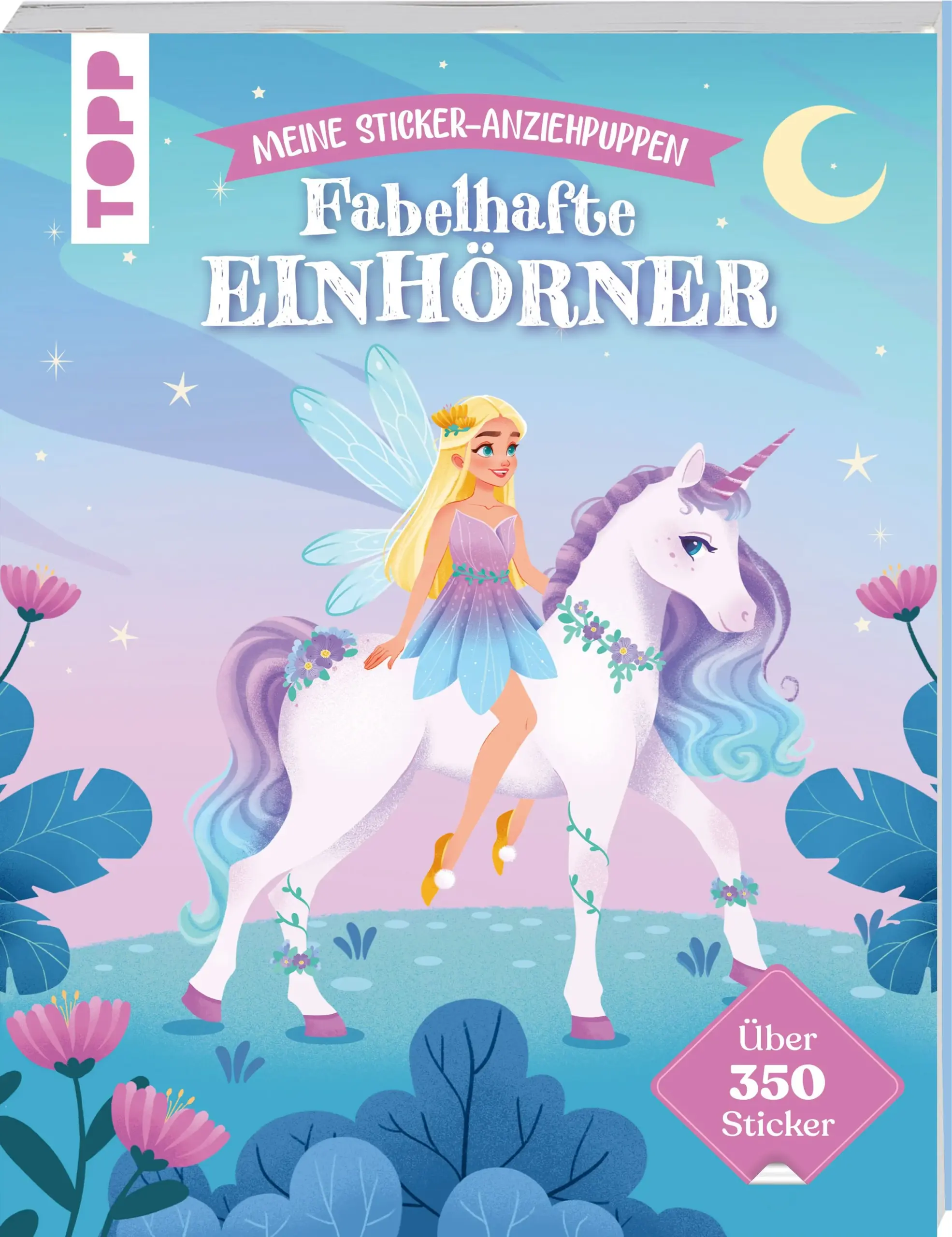 Tauche ein in die fabelhafte Welt der Einhörner! Mit über 350 Anziehpuppenstickern kannst du die Einhörner wunderschön verzieren, den Feen zauberhafte Kleider anziehen, die Tiere auf der Waldlichtung mitgestalten und vieles mehr! Dank der heraustrennbaren Stickerseiten geht das Stickern ganz leicht und ohne großes Hin-und-her-Blättern.Das erwartet dich:über 350 magische Anziehpuppenstickereinzeln heraustrennbare Stickerbögenliebevoll illustrierte SzenenseitenAltersempfehlung: für Kinder ab 5 Jahren