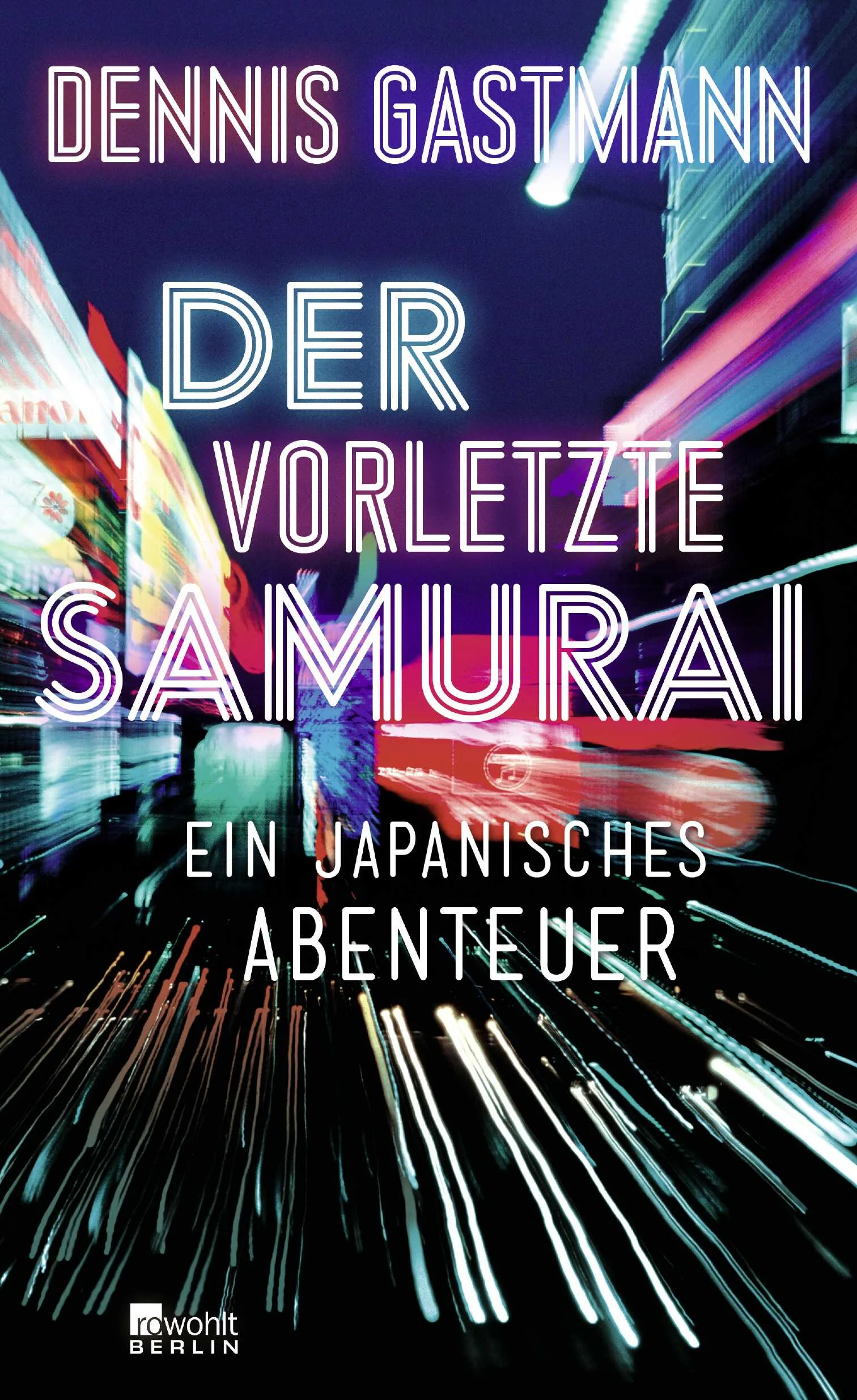 Rätsel, Regeln und Rituale – Dennis Gastmann macht sich auf, Japan zu erkunden, ein Land, das noch immer unvergleichlich fremd und geheimnisvoll wirkt. Dabei ist er nicht allein: Natsumi, seine Frau, die aus einer Samurai-Familie stammt, begleitet ihn. Die beiden bereisen den gesamten Inselstaat, von den grünen Gipfeln auf Hokkaidō bis zu den Vulkanen auf Kyūshū, sie pilgern in die Tempelstadt Nikkō und verlieren sich im Lichterrausch der Metropolen. Japan, wie es sich der Westen vorstellt, erlebt Gastmann im Neongewitter eines Tokyoter Roboterrestaurants. In einer Bar in Kagoshima wird er selbst als Fremder bestaunt: „Wir sitzen hier seit dreißig Jahren“, erzählen ihm die Trinkenden, „und noch nie hat sich ein Gaijin hereingetraut.“ Schließlich, in den „sieben Höllen“ von Beppu, das für seine heißen Quellen bekannt ist, sucht er nach Ruhe und begegnet einem ergrauten Herrn im Yukata, der plötzlich rauchend vor ihm sitzt. Ist er der Geist eines Samurai?Dennis Gastmanns Reiseerzählung ist das faszinierende Porträt eines Landes zwischen Anarchie und Ordnung, Besessenheit und Zen – und ein sehr persönliches Abenteuer: Kann ein „Gaijin“, ein Fremder, eine Kultur verstehen, die ein Fremder gar nicht verstehen kann?