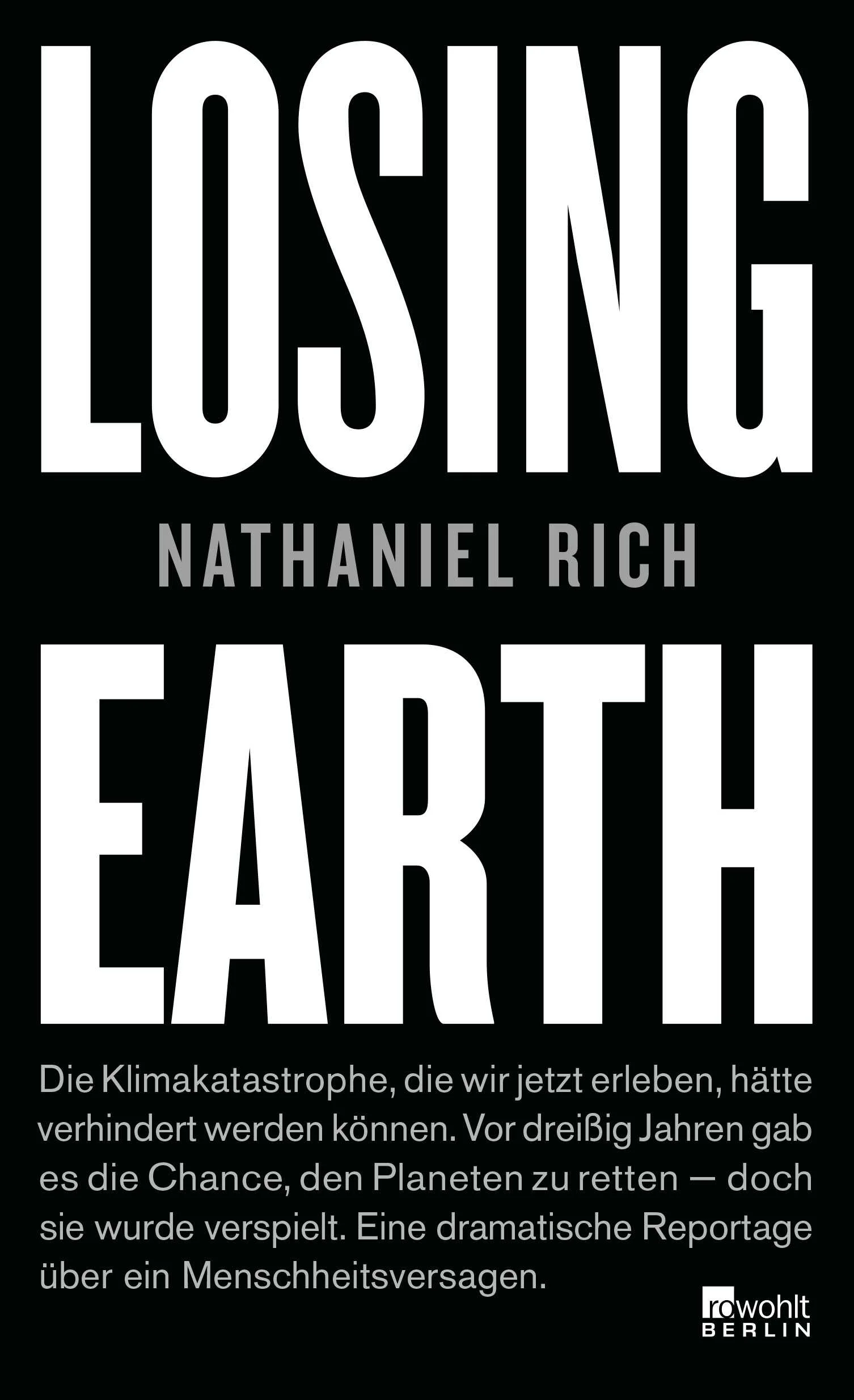 Eine verpasste Chance, die Klimakatastrophe zu verhindern - die dramatische Reportage über ein globales Versagen.In Losing Earth schildert Nathaniel Rich, wie vor dreißig Jahren die Möglichkeit bestand, den Planeten zu retten – doch diese Chance wurde tragisch verspielt. Wir folgen einer Gruppe von Wissenschaftlern, Aktivisten und Politikberatern um den Umweltlobbyisten Rafe Pomerance und den Nasa-Forscher James Hansen, die Ende der siebziger Jahre erstmals erkennen, dass sich die Erderwärmung beschleunigt, aber auch, was dagegen zu tun ist.Rich zeichnet ein Jahrzehnt erbitterter Kämpfe um Öffentlichkeit, Anerkennung und politische Maßnahmen nach – und wie diese 1989, kurz vor dem Durchbruch, scheitern. Eine hochaktuelle historische Reportage über ein beispielloses Menschheitsversagen, denn was vor drei Jahrzehnten versäumt wurde, bekommen wir jetzt zu spüren – und es besiegelt das Schicksal unseres Planeten in naher Zukunft.