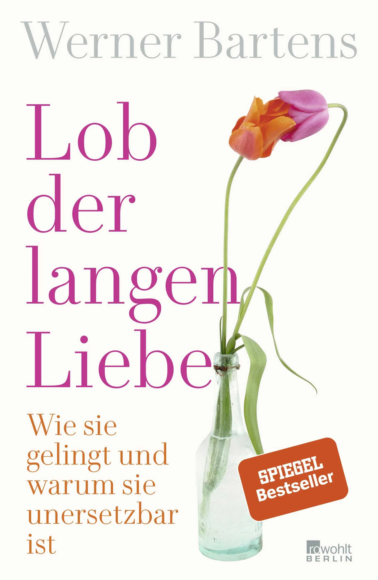 Eine Fülle von Ratgebern kümmert sich um frisch verliebte Paare. Aber was ist mit denen, die schon länger oder richtig lang zusammen sind? Eine längere Beziehung wirft immer – egal, ob die Partner in ihren Dreißigern, Vierzigern oder Fünfzigern sind – grundsätzliche Fragen auf. Rund zwei Drittel aller Paare fühlen sich in ihrer Beziehung unsicher, sie beschäftigen sich – offen oder insgeheim – mit der Frage, ob sie so weiterleben möchten. Aber wer eine langjährige Beziehung aufgibt, so erklärt der Arzt und Bestsellerautor Werner Bartens, gibt einen Schatz an Gemeinsamkeiten, Erfahrungen und Vertrautheit auf, den das Paar in Jahren gesammelt hat. Und gesünder lebt man zu zweit sowieso, wie die Forschung weiß, außerdem glücklicher und, anders als der überzeugte Single vielleicht meint: mit wesentlich mehr Sex. Doch eine lange Beziehung stellt auch Anforderungen: Werner Bartens erklärt, worauf es in einer richtigen Partnerschaft ankommt, ganz egal, wie alt man ist. Ohne Schmetterlinge im Bauch geht’s auch: sogar besser, sagt Bartens, denn Sie werden sich in Ihrer langen Beziehung so glücklich fühlen, wie Sie am Anfang gerne gewesen wären.