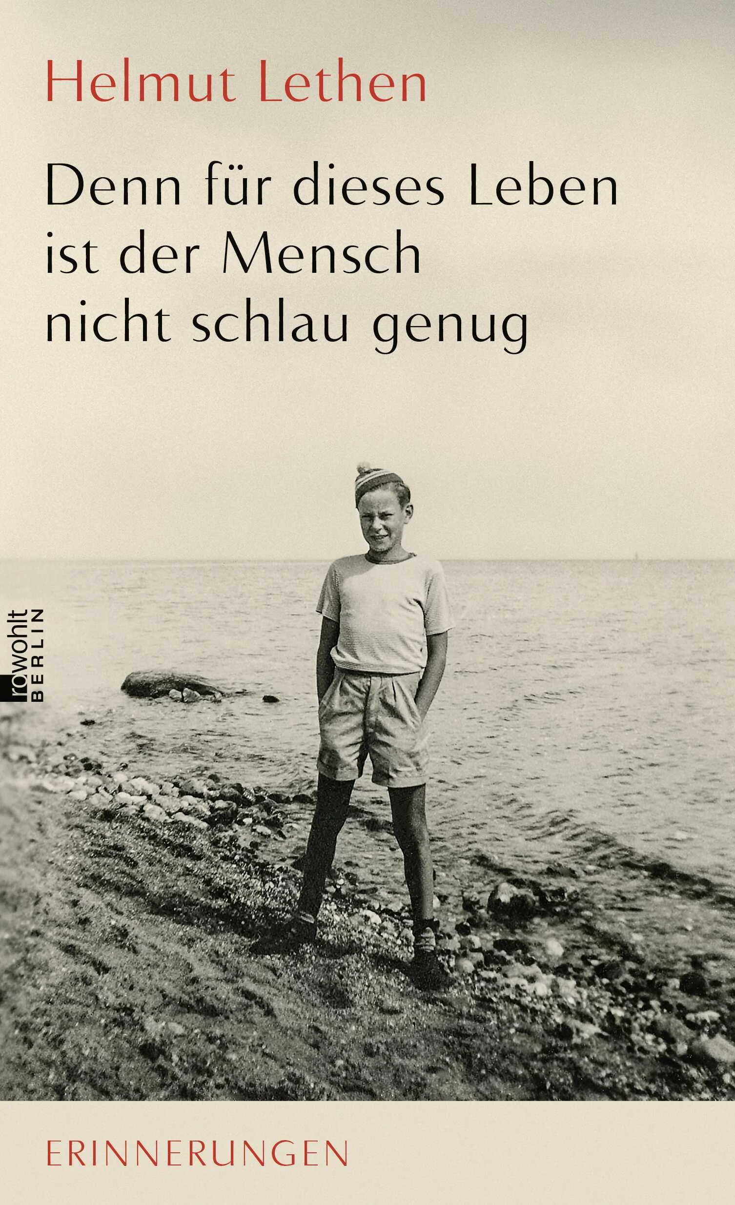 Die Angst vor den Bomben, eine Kindheit im Krieg – damit beginnen Helmut Lethens Erinnerungen, die durch mehr als sieben Jahrzehnte bundesdeutscher Geschichte führen: der Schock, als er mit achtzehn Jahren in Alain Resnais’ Film «Nacht und Nebel» zum ersten Mal mit dem Holocaust konfrontiert ist. Das Gefühl der Befreiung, als er vom biederen Bonn in das viel liberalere Amsterdam zieht, um dort zu studieren. Schließlich das von Aufruhr und Protest aufgewühlte Berlin: Hier demonstriert Lethen 1967 gegen den Besuch des Schahs, und bald agitiert er als Sprecher der Kampagne für ein Kinderkrankenhaus in Kreuzberg an vorderster Front. Die maoistische K-Gruppe schließt Lethen wegen «Versöhnlertums» aus, dennoch trifft ihn der «Radikalenerlass», das Berufsverbot in Deutschland – das sich als unfreiwillige Chance erweist: In den Niederlanden schreibt Lethen die «Verhaltenslehren der Kälte», in denen er das Verhältnis von Geist und Politik im 20. Jahrhundert auf ganz neue und bis heute aktuelle Weise ausgeleuchtet hat.Helmut Lethen berichtet in seiner Autobiographie, was ihn geprägt hat: von politischen und denkerischen Experimenten, von Weggefährten sowie Ideengebern wie Adorno und Enzensberger. Ein Entwicklungsroman der Bundesrepublik – wie ihn nur noch wenige Intellektuelle zu erzählen vermögen.