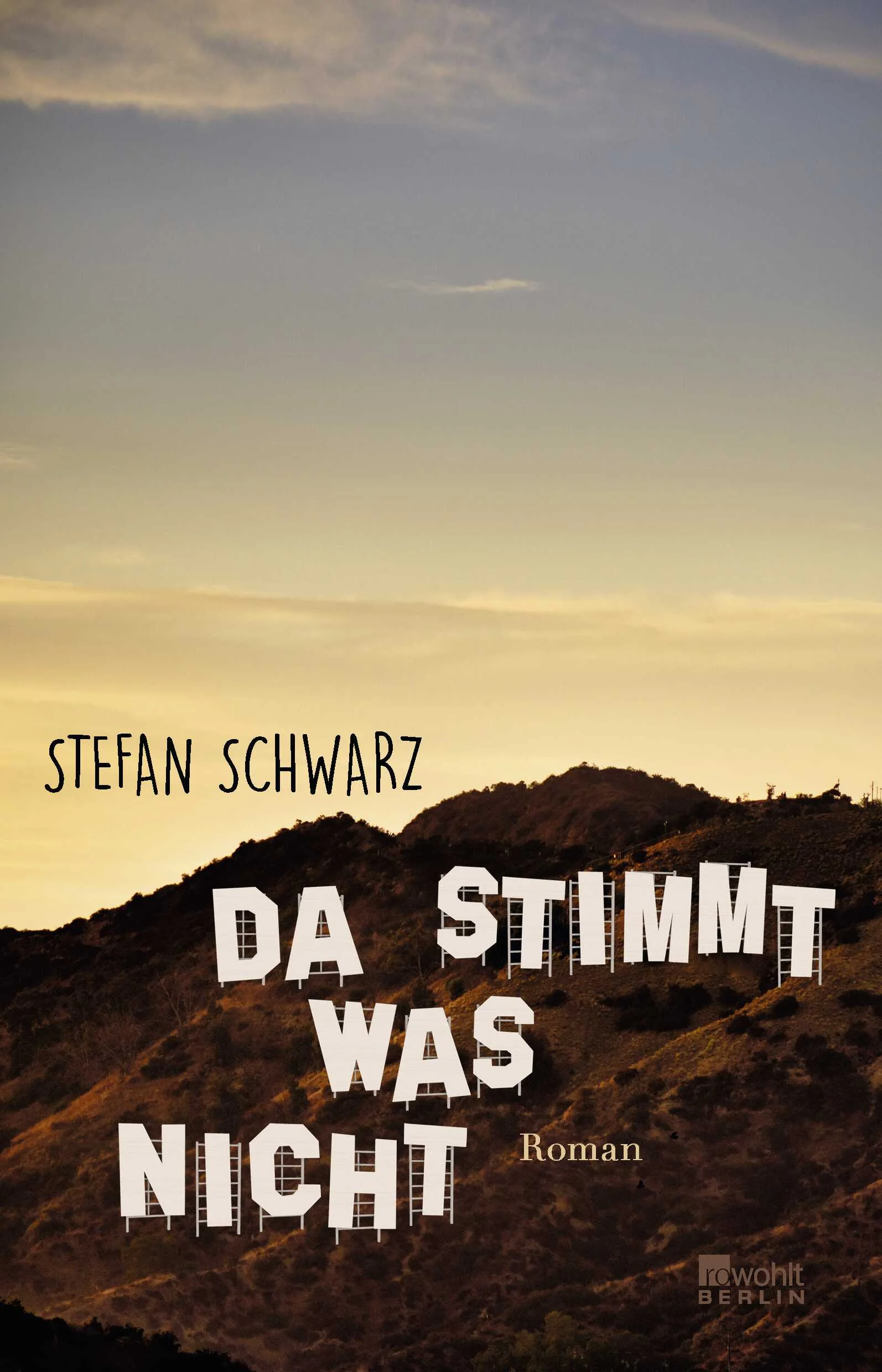 Es könnte nicht besser laufen für Tom Funke. Tom ist die deutsche Stimme des Hollywoodstars Bill Pratt, von dessen ersten Rollen an. Keiner spielt Helden mit dem gewissen Etwas besser als Pratt, und niemand synchronisiert Pratt besser als Funke, mit markant-warmem Timbre und ein wenig Restschärfe. Weil Toms Honorare entsprechend steigen, ist er ein bisschen übermütig geworden, hat eine neue Flamme, Birte; bald auch ein neues Haus, Potsdam, Havelblick, Hypothek. Und nun kommt Bill Pratt auch noch zur Premiere seines neuen Films nach Berlin und will Tom treffen. Eine Begegnung mit Folgen, denn schon am nächsten Morgen ist die Welt eine andere: Ein Skandal, wie ihn auch das skandalgewohnte Hollywood nicht jeden Tag erlebt, erschüttert den Filmstar. Tom weiß sofort, dass sein Schicksal damit verknüpft ist. Adieu, Havelblick. Adieu, Birte. Zurück auf Los. Tom muss handeln, und er handelt. Stefan Schwarz, der Meister des hintersinnigen Humors, schreibt über einen Mann, der einem anderen seine Stimme leiht und damit ungeahnt sein Leben aus der Hand gibt, ein Mann, der erst nur wie ein Held klingt, bevor er wirklich einer werden muss. Ein Roman über einen aberwitzigen Kollateralschaden in der modernen Empörungsgesellschaft.