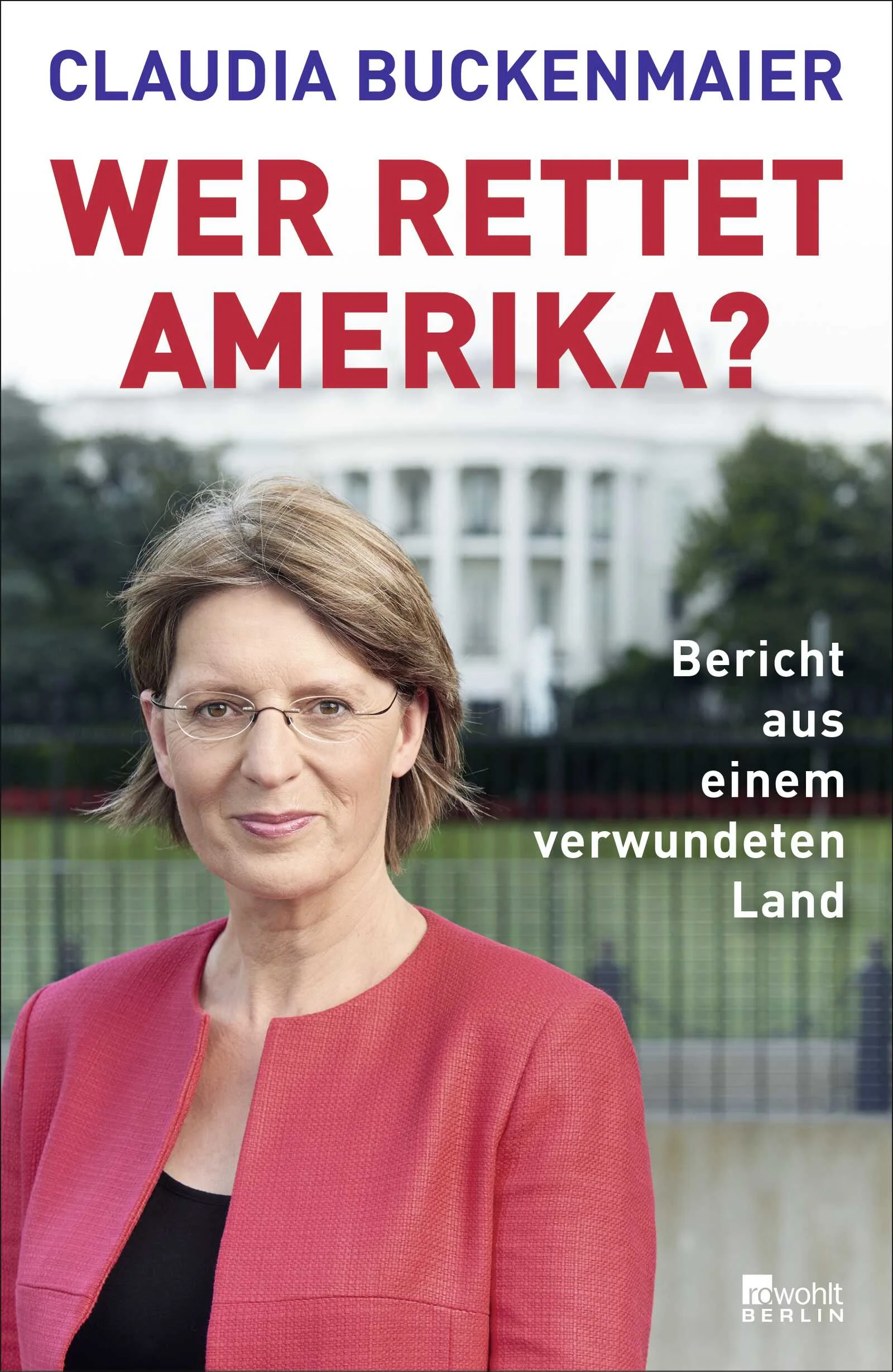 Als Joe Biden als Präsident der USA antrat, hofften viele, dass er die zerrissene Nation einen, ihre Wunden heilen könnte. Heute sind die gesellschaftlichen Gräben tiefer denn je. Rechte Gruppen haben sich weiter radikalisiert, Donald Trump bereitet seine Rückkehr ins Weiße Haus vor, und das Misstrauen gegenüber Politik und Staat ist so groß wie nie.Claudia Buckenmaier, bis 2022 Korrespondentin und Leiterin des ARD-Studios in Washington, ist eine ausgewiesene Kennerin Amerikas. Reportagereisen haben sie quer durch das Land geführt, zu Menschen, deren Geschichten zeigen, wo die USA heute stehen. Darunter ein hispanischer Sheriff einer texanischen Grenzstadt, der das Versagen der amerikanischen Einwanderungspolitik täglich miterlebt; ein Pastor aus Ohio, der mitansehen muss, wie seine Gemeinde immer extremeren Verschwörungstheorien verfällt; ein demokratischer Abgeordneter, der im Sitzungssaal war, als das Kapitol von einem wütenden Mob gestürmt wurde. In ihrem Buch fühlt Buckenmaier der mächtigsten Nation der Welt den Puls: Gibt es Hoffnung auf Versöhnung, oder ist Amerika dabei, sich selbst zu verlieren? Und was bedeutet das für uns? Das ebenso persönliche wie scharfsichtige Porträt eines gefährlich destabilisierten Landes.