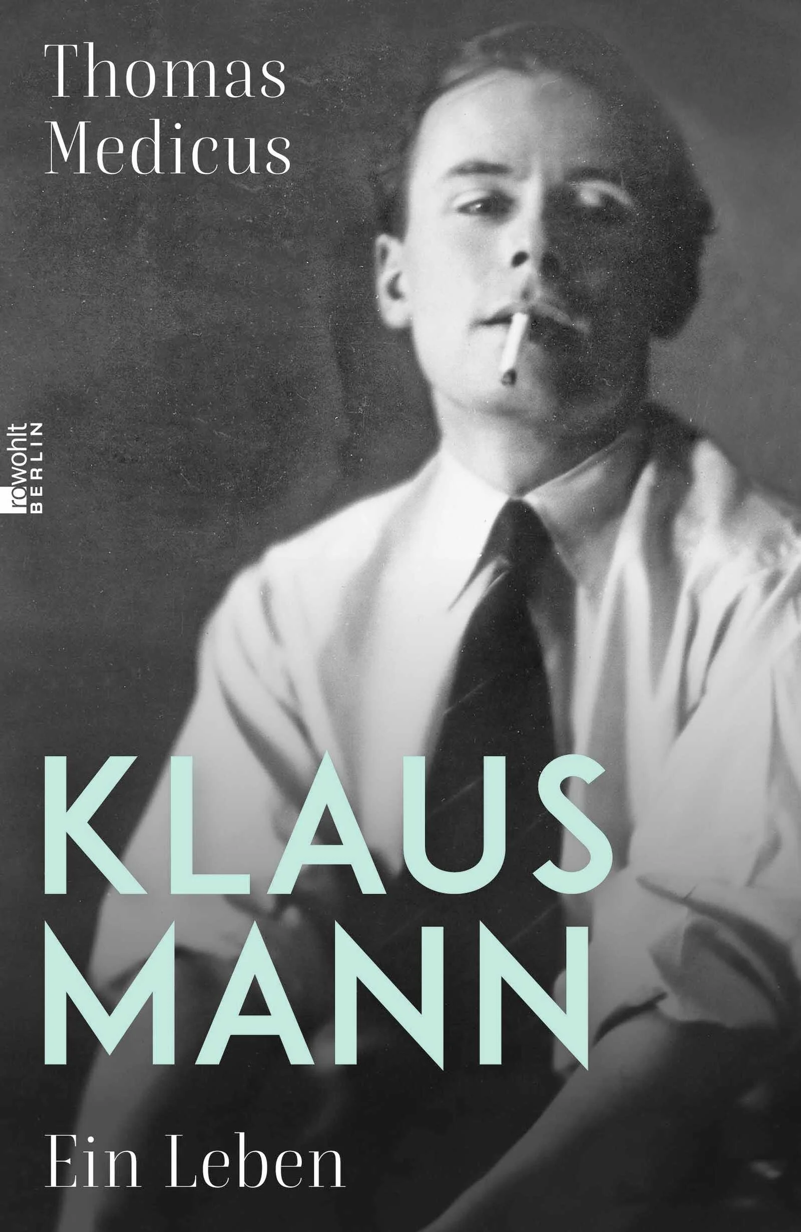 Klaus Mann verkörpert die bewegte erste Hälfte des 20. Jahrhunderts wie kaum ein Zweiter – als schillernder Bohemien, als großer Schriftsteller. Thomas Medicus begleitet Klaus Mann (1906 bis 1949) auf den Stationen seines sehr modernen Lebens – von der behüteten Münchner Kindheit, der Karriere des Dandys in der Weimarer Republik, die der homosexuellen Emanzipation Vorschub leistete, bis zur Emigration in verschiedene europäische Staaten und in die USA. Klaus Mann war ein großer Reisender; irrlichternd zwischen den Kontinenten, publizierte er in ungebremstem Schreibfluss. Ein extremes Leben, immer auch überschattet von Drogen und Ausschweifungen, einem Todeswunsch von früh auf. Dann die Rückkehr nach Deutschland 1945 als amerikanischer GI, schließlich die düsteren letzten Jahre bis zu seinem Freitod in Cannes.In seiner großen Biographie erzählt Thomas Medicus dieses unwahrscheinliche Leben und ergründet dessen Obsessionen und Triebkräfte. Bestimmend waren der Dauerkonflikt mit dem Vater Thomas Mann, die zahlreichen politischen Kämpfe, seine Amouren, das enge Verhältnis zur Schwester Erika. Eine glänzende Neueinschätzung dieses funkelnden Schriftstellers und Deuters seiner Epoche, die hier als eindrucksvolles zeitgeschichtliches Panorama wiederersteht.