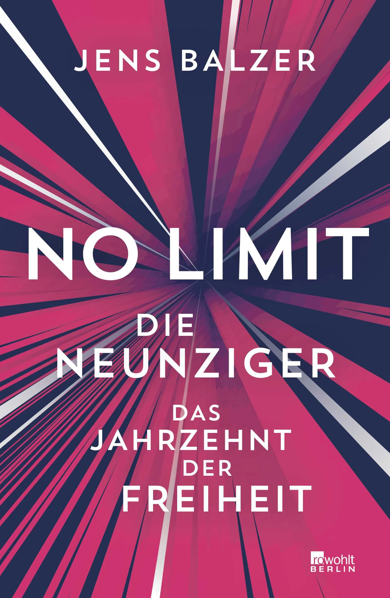 Es gibt keine Grenzen mehr: Das glaubt man jedenfalls am Beginn der Neunzigerjahre. Die Berliner Mauer fällt, die Welt rückt zusammen, und sie vernetzt sich. Die ersten Knoten des World Wide Web werden geknüpft, die ersten Suchmaschinen programmiert. In Berlin wird Techno zum Soundtrack der Wiedervereinigung, Neonfarben beherrschen das Bild, Piercings und Tätowierungen erobern den Mainstream, das Arschgeweih gerät zum stilistischen Symbol der Dekade. Aber unter der heiteren Oberfläche brechen alte Konflikte auf, Gespenster aus der Vergangenheit kehren zurück. Im Osten Deutschlands, aber nicht nur dort, entsteht eine rechte Jugendkultur bislang ungekannten Ausmaßes. Im zerfallenden Jugoslawien geschieht das Unfassbare: der erste Krieg in Europa seit 1945. Der politische Islam wird zur globalen Bedrohung, und das lange Jahrzehnt endet am 11. September 2001 mit dem Anschlag auf das World Trade Center, das auch ein Symbol der spielerischen, globalisierten Postmoderne gewesen ist.In einem großen, farbigen Panorama erzählt Jens Balzer von einem Jahrzehnt, in dem man an die Zukunft glaubte und ans «anything goes» – und in dem doch auch ein neues Zeitalter der Grenzen, der Identitäten und der Kämpfe beginnt.