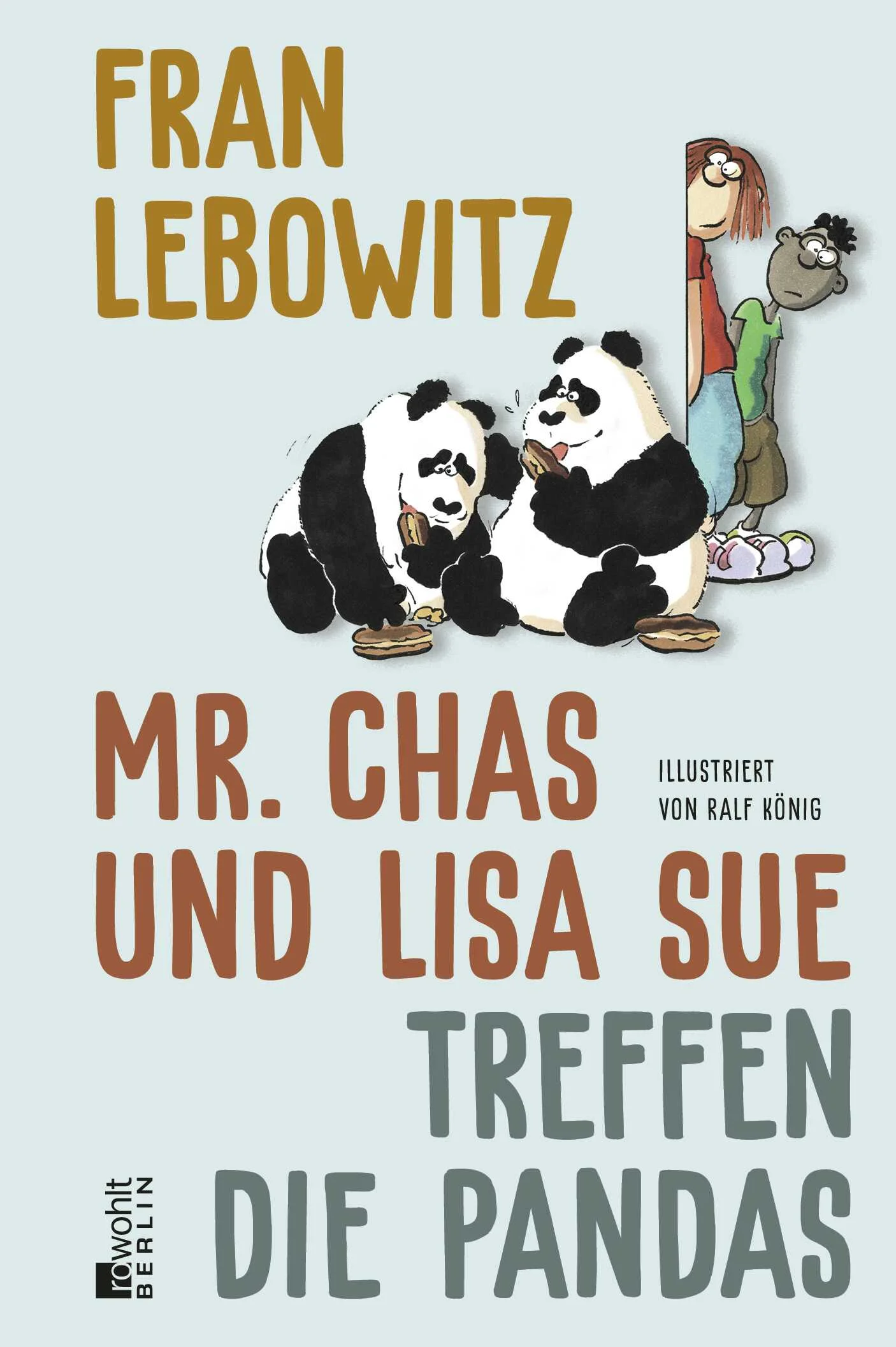 Als Mr. Chas und Lisa Sue in ihrem New Yorker Apartmenthaus plötzlich zwei Riesenpandas durch den Flur flitzen sehen, können sie es kaum glauben. Tatsächlich leben die Pandas im zweiten Stock, allerdings todunglücklich, denn sie wünschen sich nichts sehnlicher, als das Großstadtleben zu genießen. Das ist aber, wie sich herausstellt, in New York nicht möglich: Sie müssen sich verstecken, können das Haus nur als Hunde verkleidet verlassen, die New Yorker lieben Pandas einfach zu sehr und würden sie sofort in den Zoo sperren. Deshalb wollen sie nach Paris: Dort gibt es die besten Schokoladen-Éclairs, und sie dürfen unbehelligt in Museen und Restaurants gehen. Der schüchterne Mr. Chas und die draufgängerische Lisa Sue beschließen, den Pandabären zu helfen, und erfinden einen genialen Plan, der aber leider nicht ganz reibungslos funktioniert …Mit ihrem unvergleichlichen Charme und Witz erzählt Fran Lebowitz eine zeitlose Geschichte von Freundschaft, Sehnsucht, Anderssein und Freiheit. Eine Wiederentdeckung aus dem Werk der New Yorker Kultautorin – und bis heute ihr einziger fiktionaler Text. Ein großes Vergnügen für Leserinnen und Leser jeden Alters.