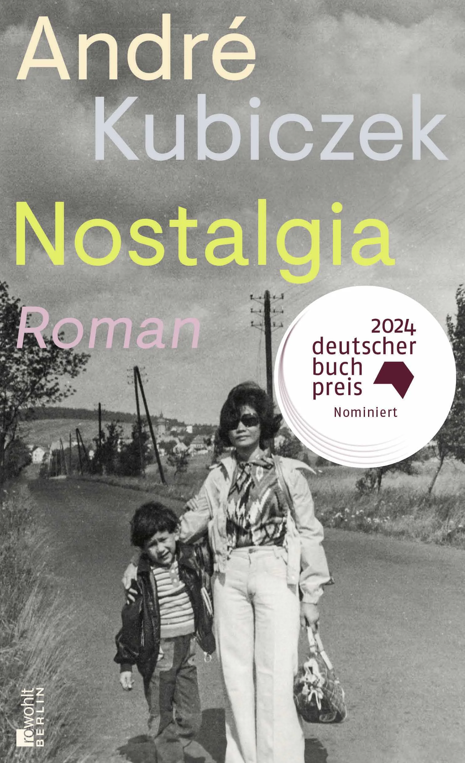 1968: Teo, eine junge Laotin, kommt am Berliner Ostbahnhof an. Es ist die Liebe, die sie in die DDR führt, weit weg von ihrer Familie. Doch ihr neues Leben in Potsdam, scheinbar ein sozialistisches Idyll, ist schwer, und auch perfektes Deutsch kommt gegen die Fremdheit, die man sie als Asiatin jeden Tag spüren lässt, nicht an. Weihnachten 1982: André, Teos Sohn, ist zwölf und wünscht sich nur eines: den Schikanen seiner Lehrerin entgehen und möglichst nicht auffallen, was nicht so einfach ist als halblaotischer DDR-Bürger mit einem behinderten jüngeren Bruder. Trotzdem ist eigentlich alles ganz schön, solange seine Mutter nicht wieder krank wird, solange sein Bruder nicht ausrastet, solange die Mutter und die Großmutter sich vertragen. Doch dann erschüttern mehrere Schicksalsschläge die Familie.«Nostalgia», André Kubiczeks vielleicht persönlichstes Buch, handelt von seiner Beziehung zur Mutter, die versuchte, in der Fremde eine Heimat zu finden. Dabei entsteht ein etwas anderes Bild vom Leben in der DDR – aus der Perspektive einer binationalen Familie, die im Alltag anzukommen versucht. Ein Roman, der einfühlsam und voller Wärme von Vertrautheit, Fremdsein und Liebe über Kulturen und Vorurteile hinweg erzählt.