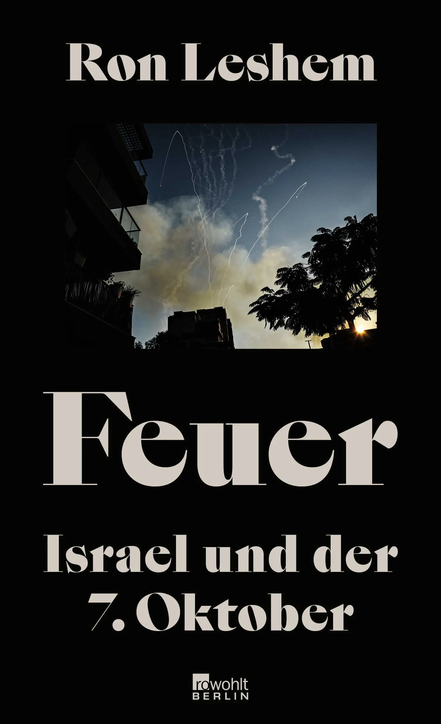 Am 7. Oktober 2023 überzog die Hamas Israel mit Terror, seither hält die Welt den Atem an – und überschlagen sich die Ereignisse. Ron Leshem zeichnet in seinem bewegenden Text jenen Tag und die Entwicklungen seither nach – und führt ein zutiefst gespaltenes Land vor Augen. Gerade der liberale, auf Verständigung bedachte Teil der Gesellschaft wurde getroffen. Was werden die Folgen sein?Leshem, international bekannter Autor («Euphoria», «Beaufort»), Journalist und ehemaliger israelischer Geheimdienstoffizier, ist auch persönlich betroffen. Die Hamas ermordete seinen Onkel und seine Tante, verschleppte seinen Cousin, der auch deutscher Staatsbürger war, als Geisel. Ein Blick in die Wirklichkeit Israels, der uns das Land auf sehr persönliche Weise nahebringt und zugleich ein großes Bild vermittelt. Das Buch zur Stunde, das den Konflikt begreifbar macht.